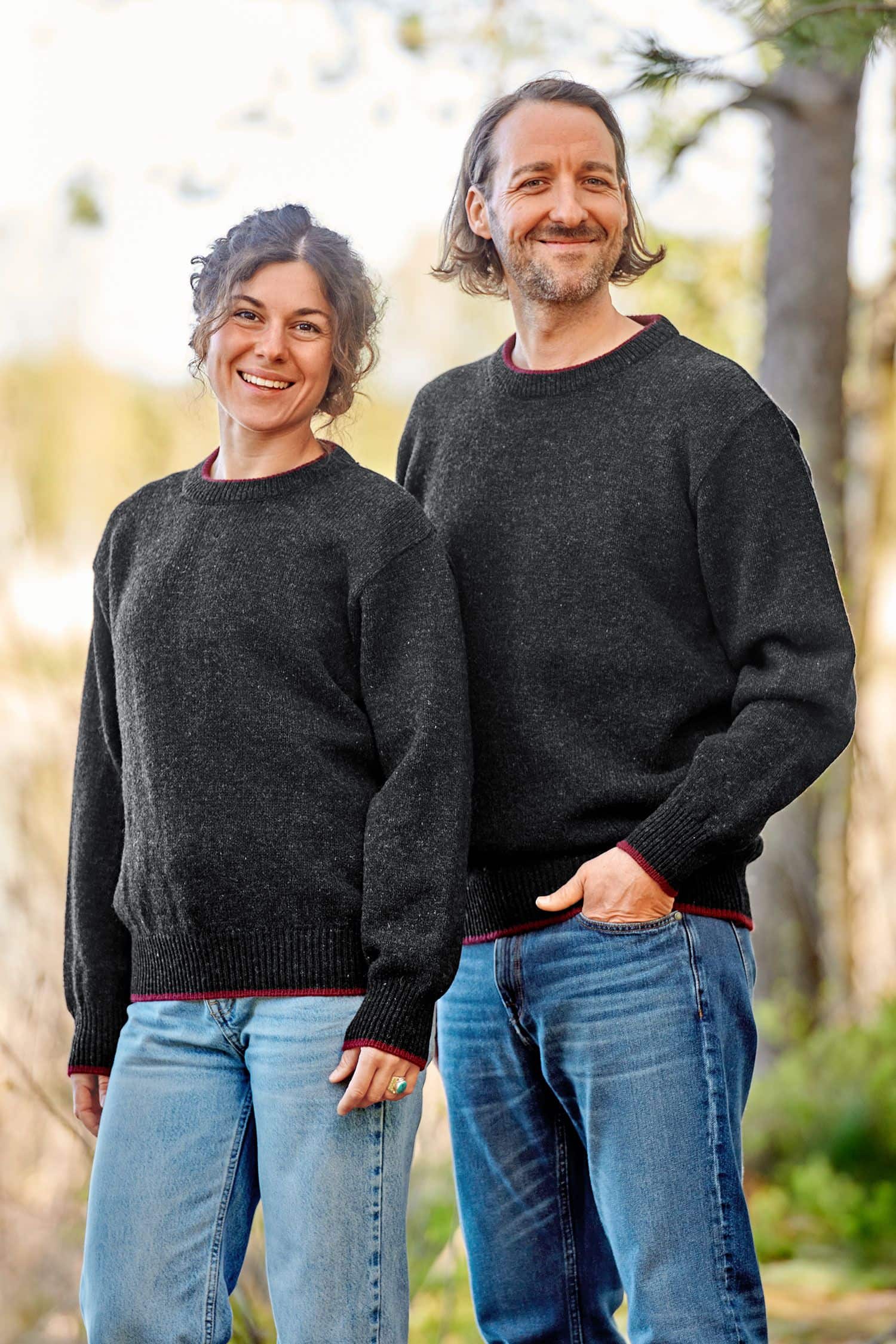 Mann und Frau mit Jeans tragen dunkelgraue Finkhof Pullis aus bio Wolle (kbT)