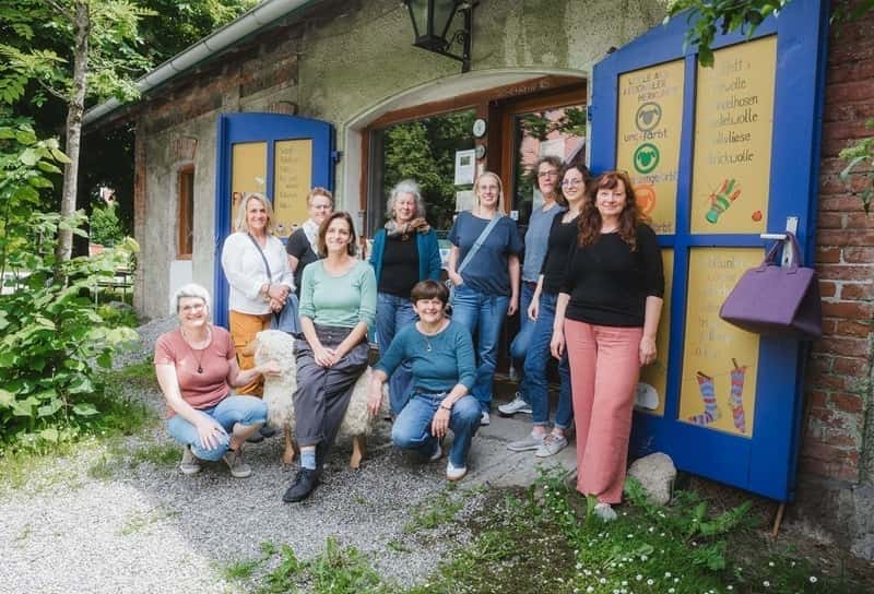 Finkhof Ladenteam vor dem Hofladen in Arnach