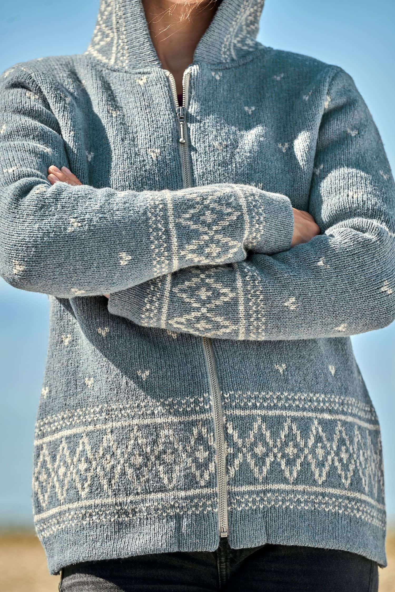 rauchblaue Norwegerjacke aus bio Wolle (kbT) vom Finkhof wird getragen