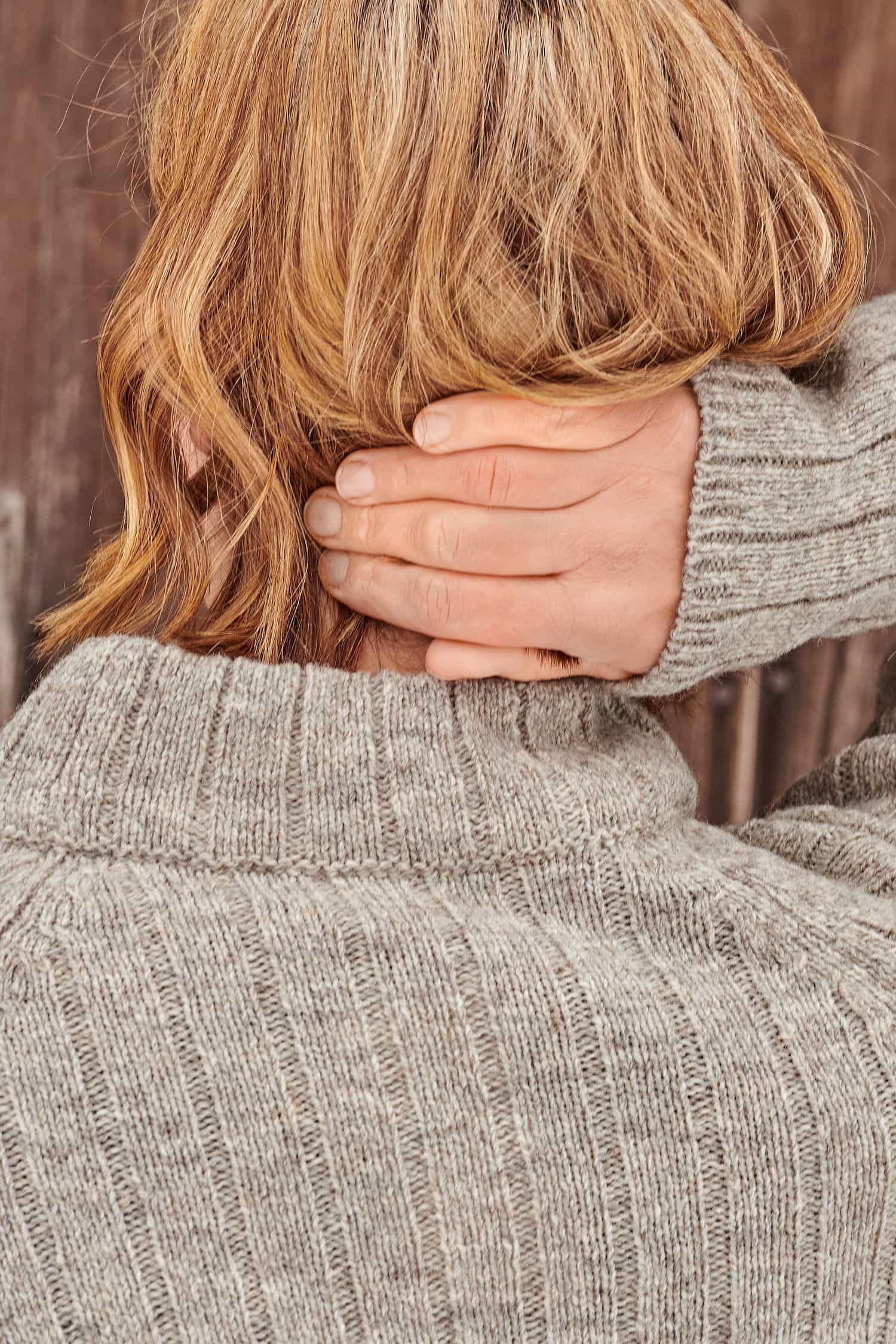 Rückansicht von Frau mit grauem Raglanpullover vom Finkhof aus bio Wolle (kbT)