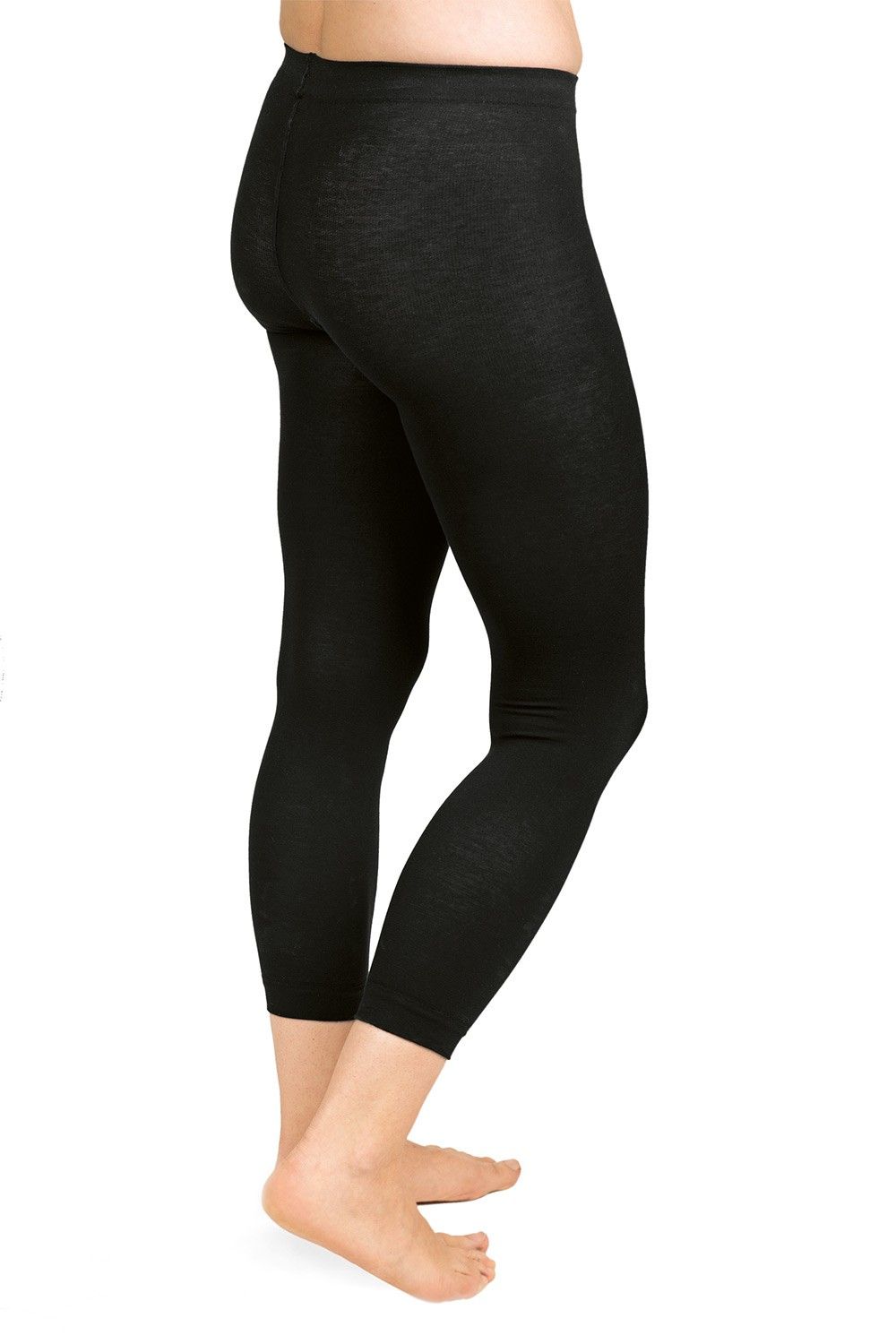 Frau trägt schwarze Feinleggings vom Finkhof aus bio Baumwolle (kbA) und Elasthan