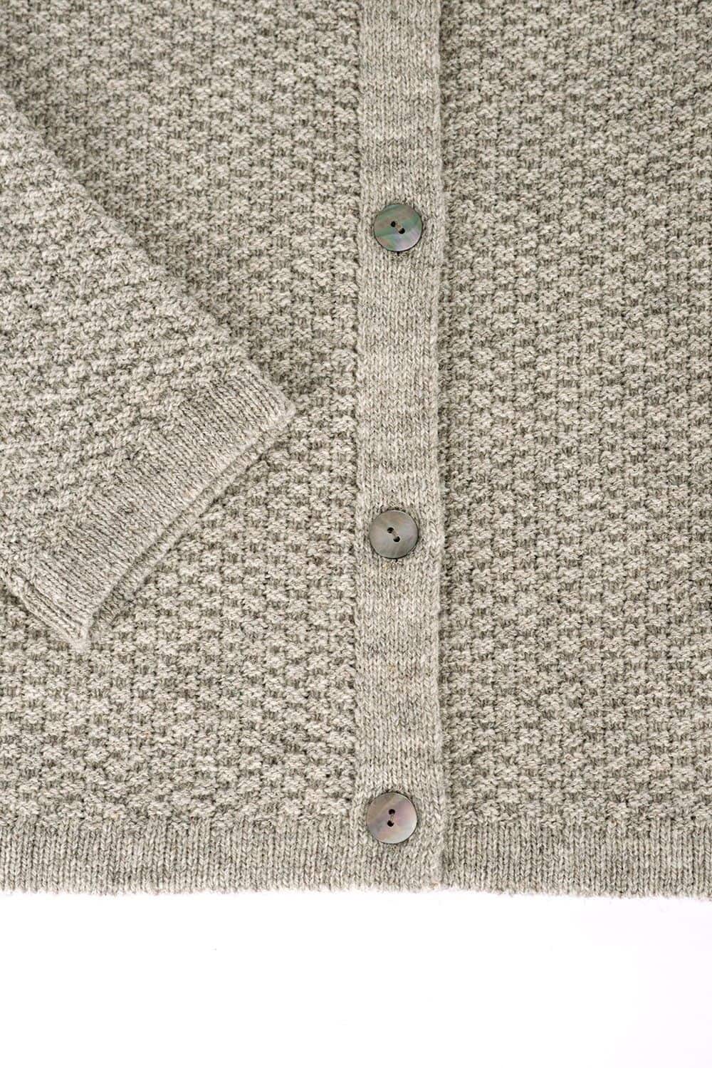 Detailaufnahmen der Knöpfe und Ärmelbündchen von der grauen Strukturjacke vom Finkhof aus bio Wolle (kbT)