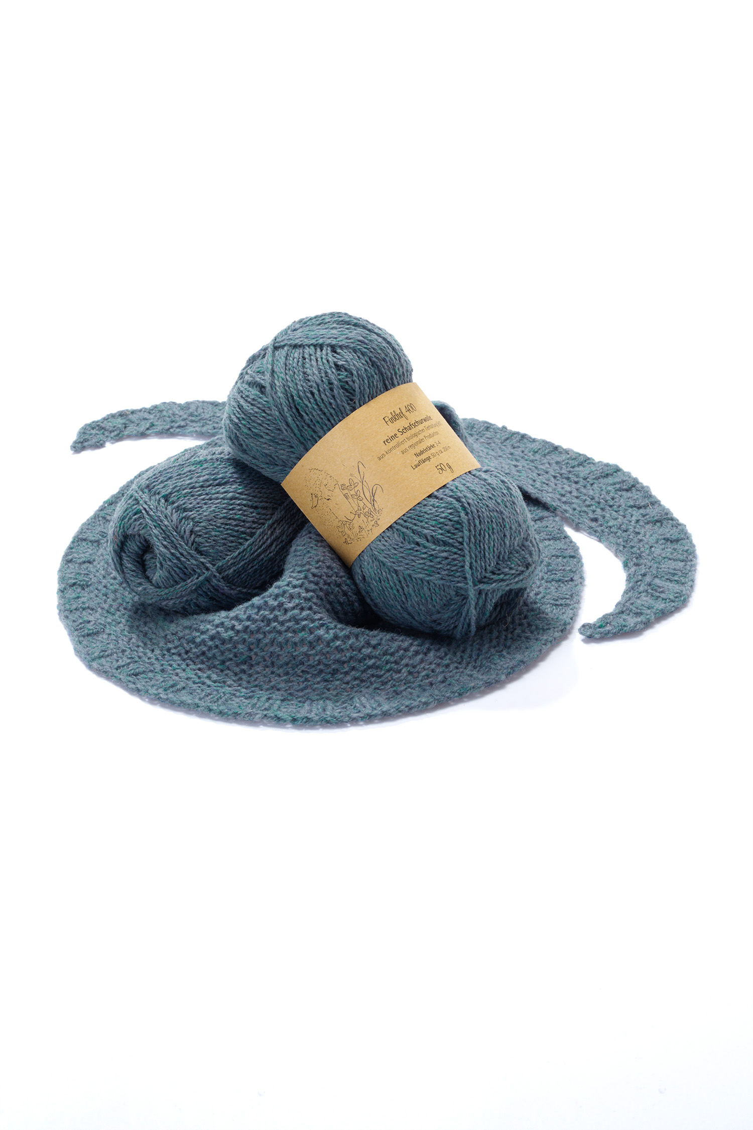 Finkhof Strickwolle 400 in rauchblau aus Bio-Wolle mit gestricktem Schaltuch aus Beispiel