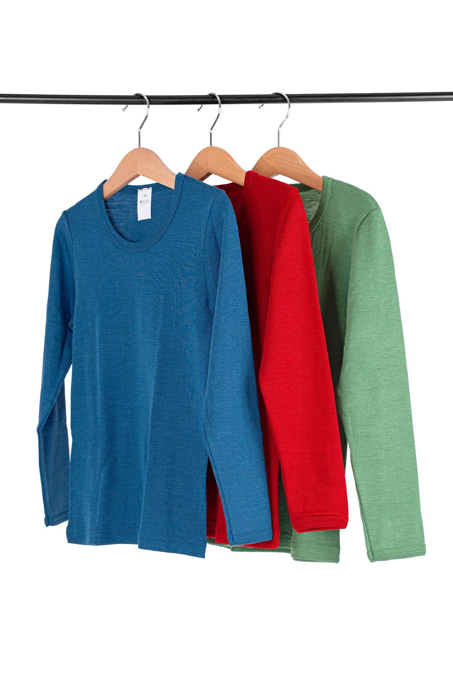 Kindershirt einfarbig Langarm drei einfarbige Langarmshirts für Kinder aus bio Wolle (kbT) und Seide hängen mit Bügeln auf Kleiderstange