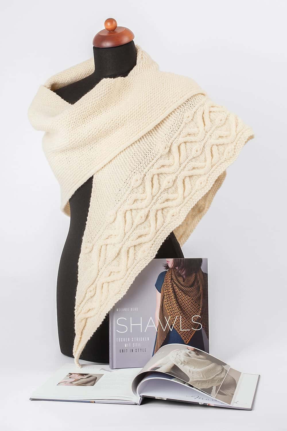 weißes Tuch über Schneiderpuppe mit Buch ,,Shawls" im Vordergrund