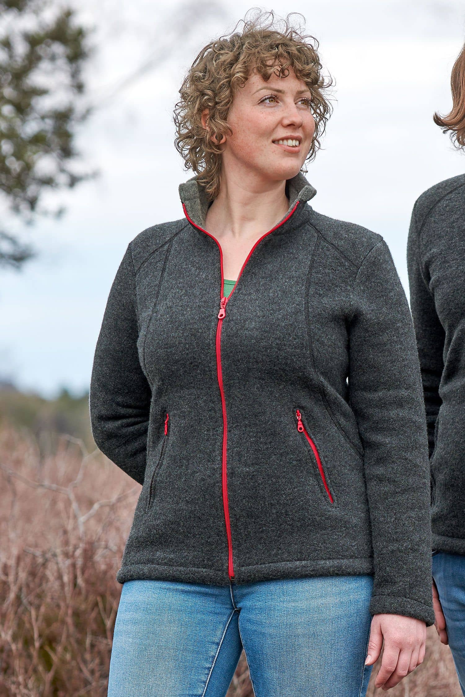 Frau trägt dunkelgraue Wollfleece Jacke aus bio Wolle (kbT)