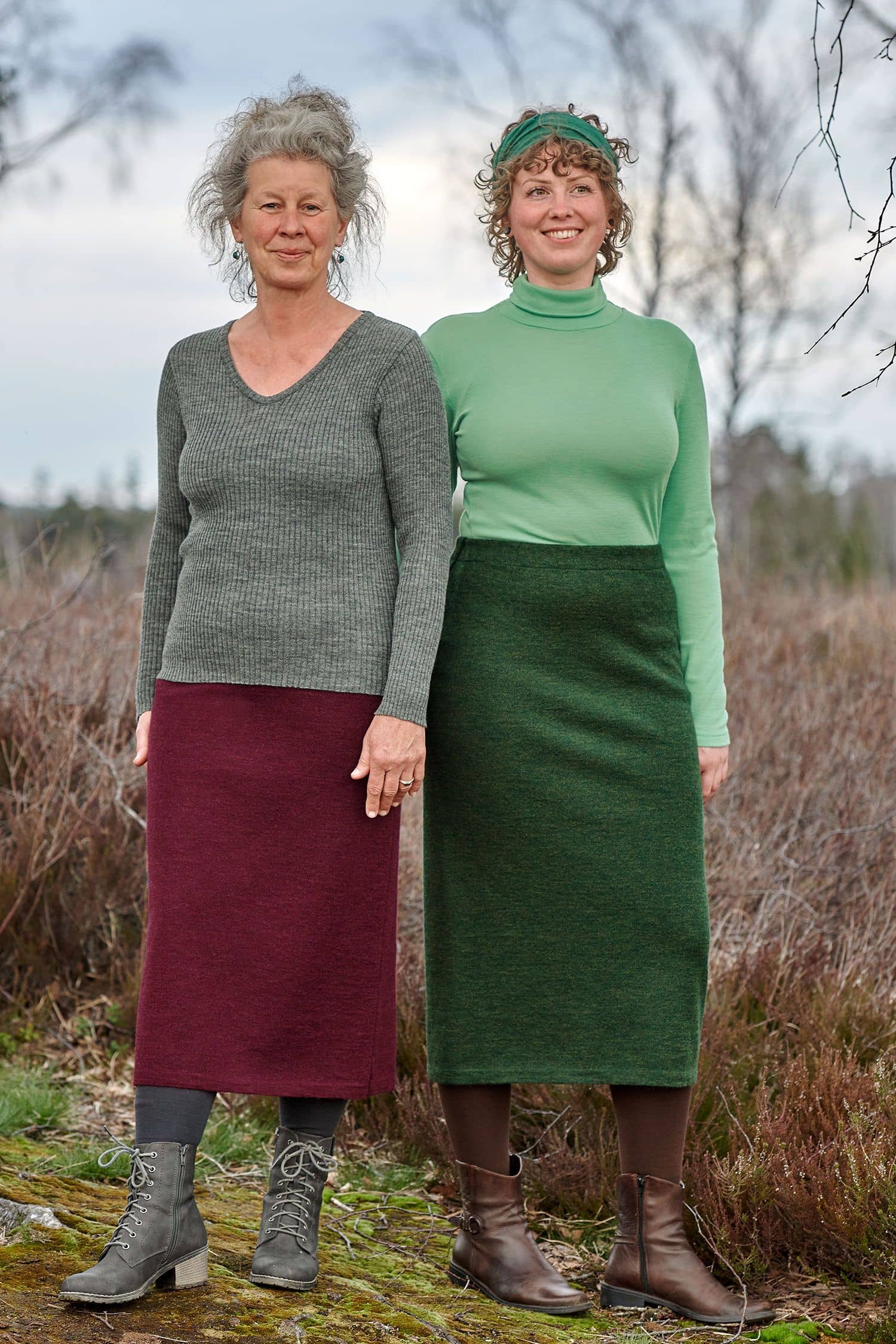 Langer Strickrock Frauen mit unifarbigen Shirts tragen grünen und weinroten langen Rock aus bio Wolle (kbT)