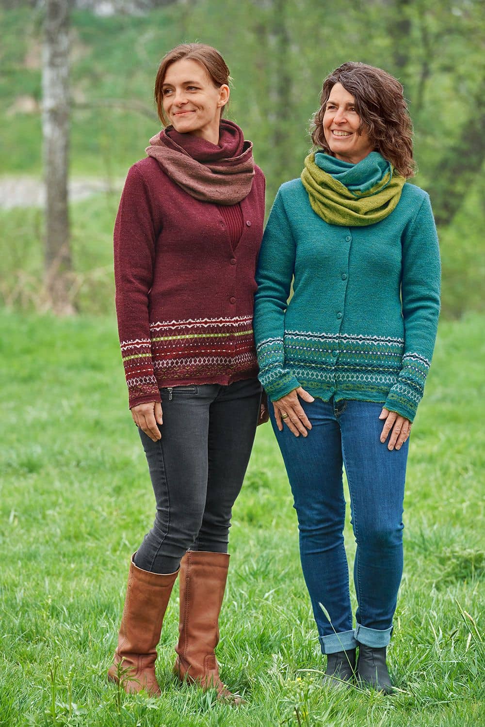 Strickjacke Nordic Frauen tragen beerefarbene und türkise Strickjacke mit Nordicmuster aus bio Wolle (kbT) mit passenden Schals und Jeans