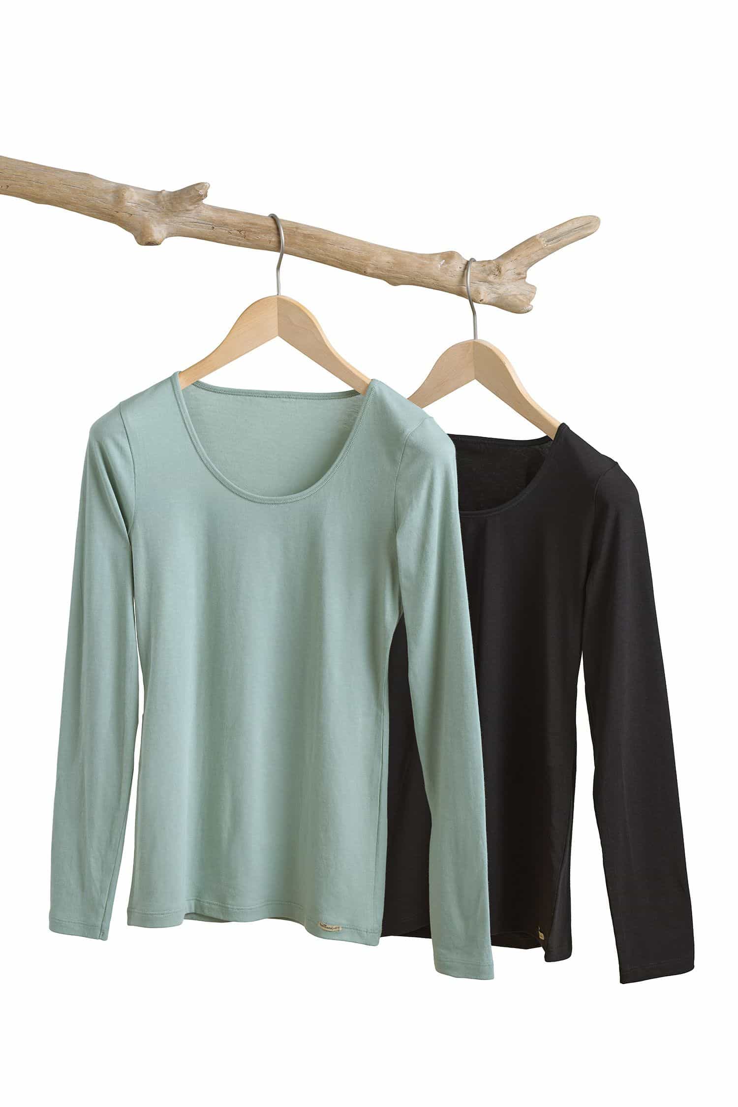 Baumwoll-Langarmshirt hellblaues und schwarzes Shirt mit langen Ärmeln aus bio Baumwolle (kbA) und Elasthan hängen mit Bügel auf Ast