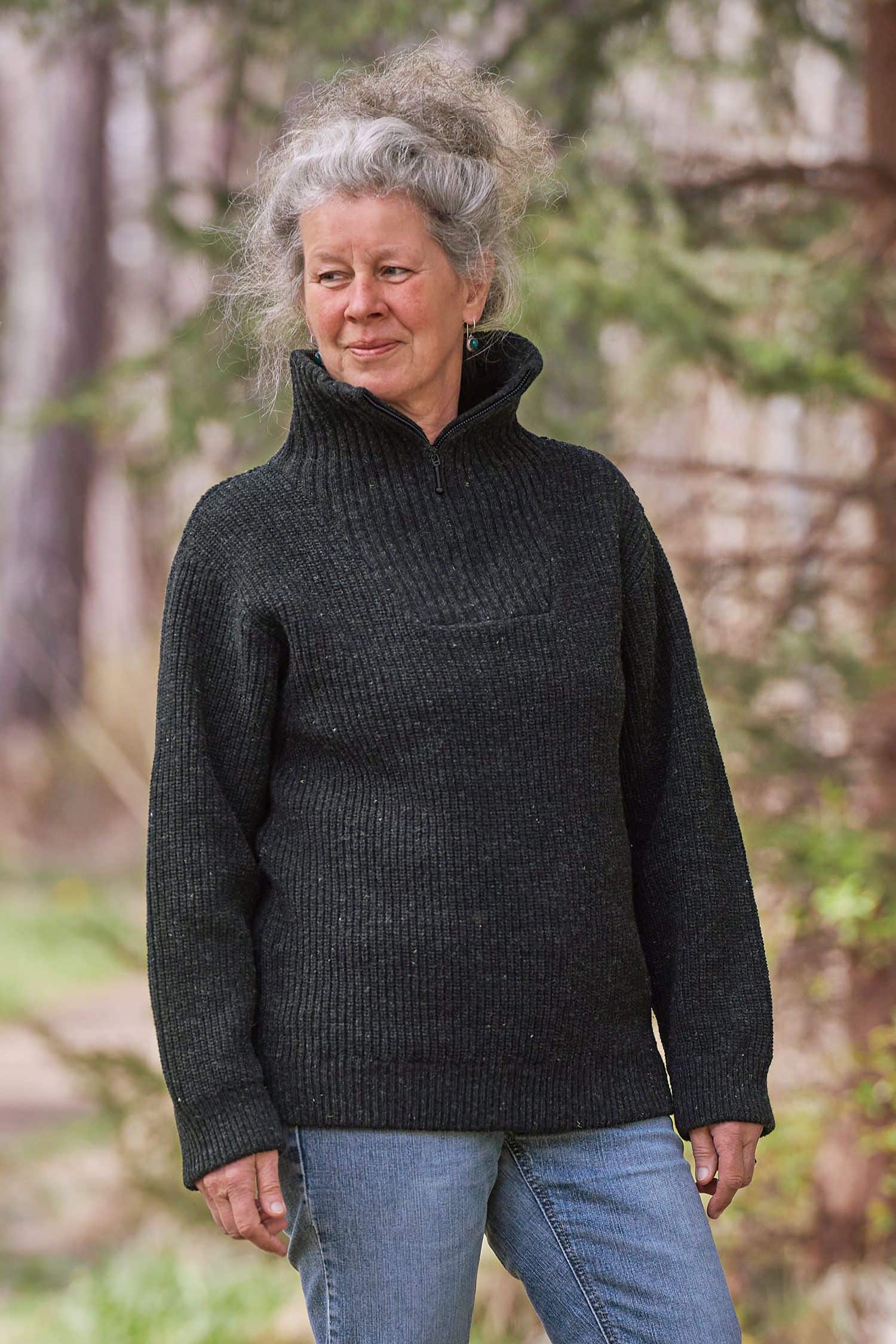 Frau mit Jeans trägt anthraziten Finkhof Troyer mit Zipper aus bio Wolle (kbT)