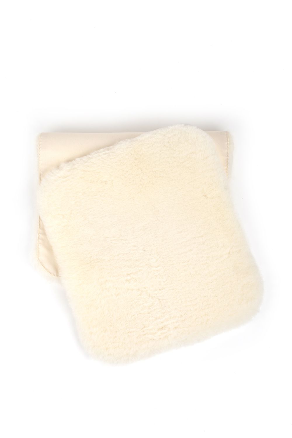 kleine weiße Fellauflage vom Finkhof mit Bezug, auf weißem Untergrund