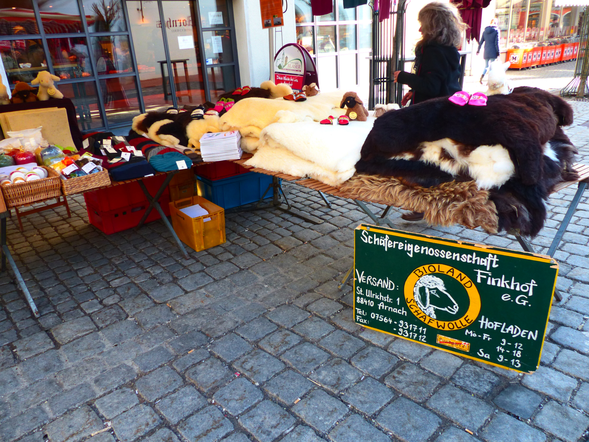 Finkhof-Felle-auf-dem-Wochenmarkt