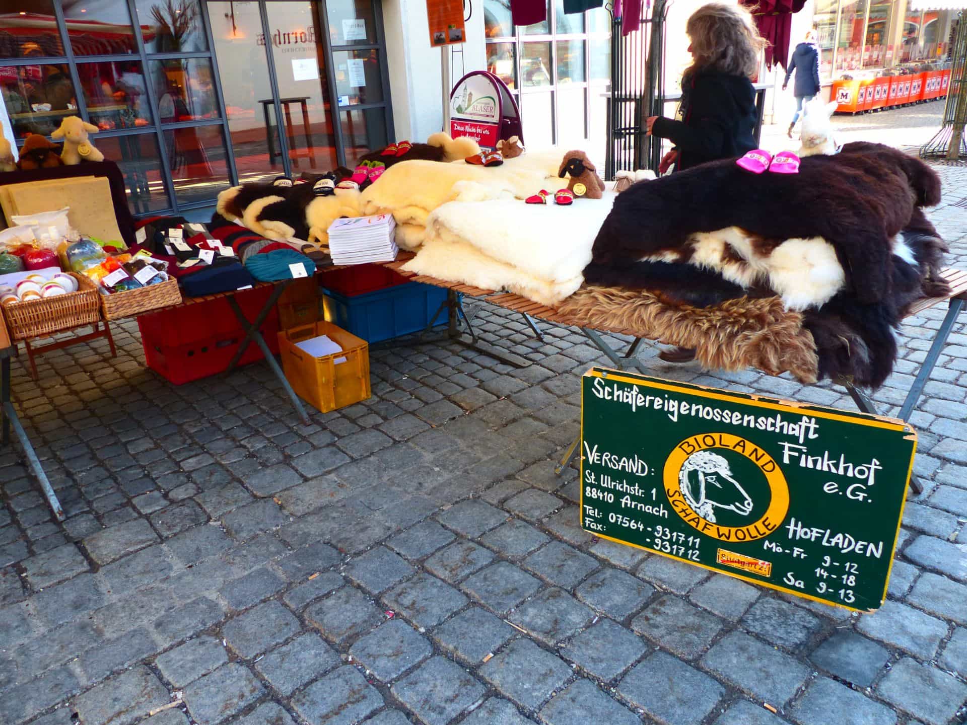 Finkhof-Felle-auf-dem-Wochenmarkt Finkhof Fellauslage beim Markt in Wangen