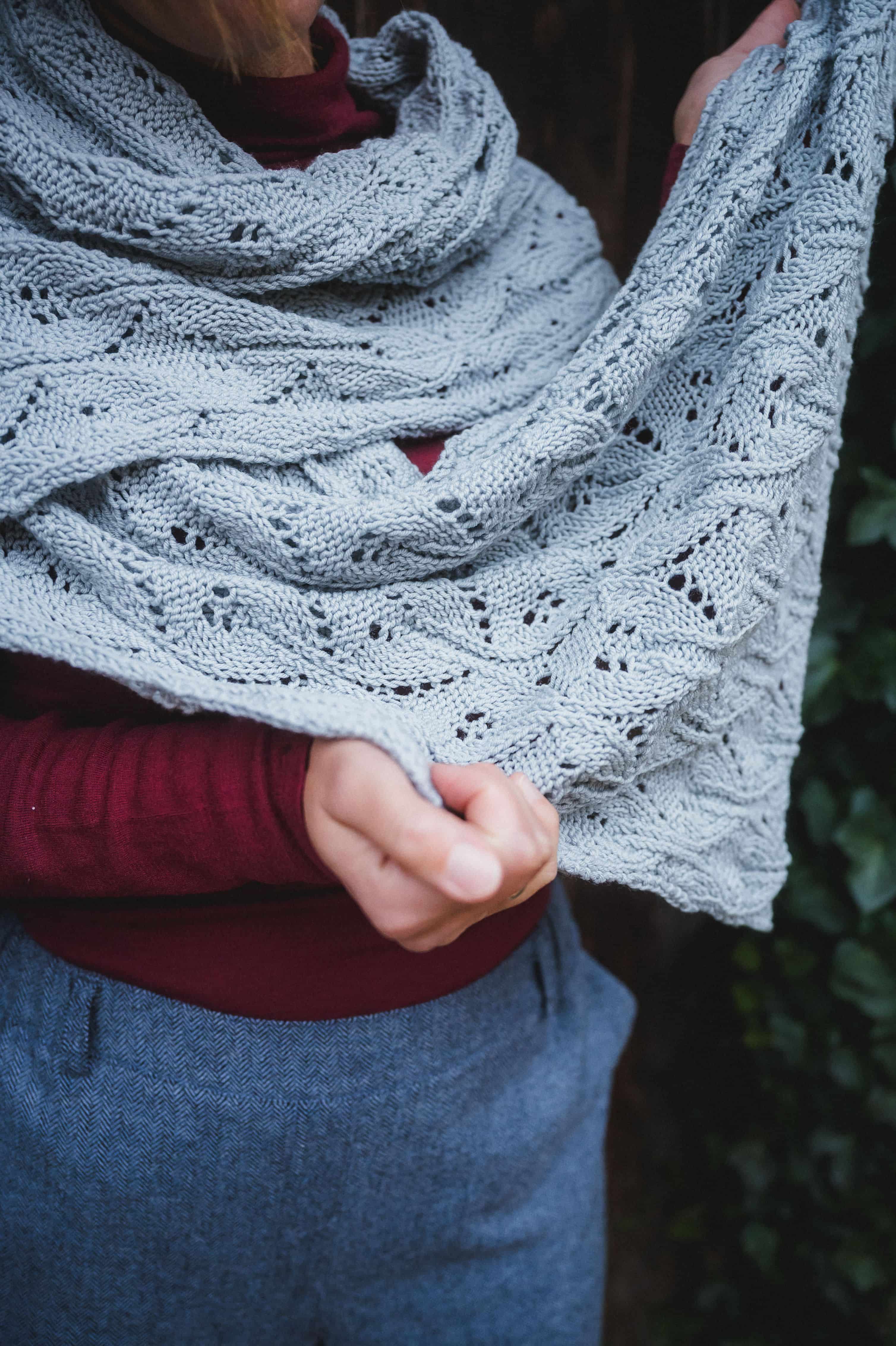 Nahaufnahme von blauem Schal mit Ajourmuster