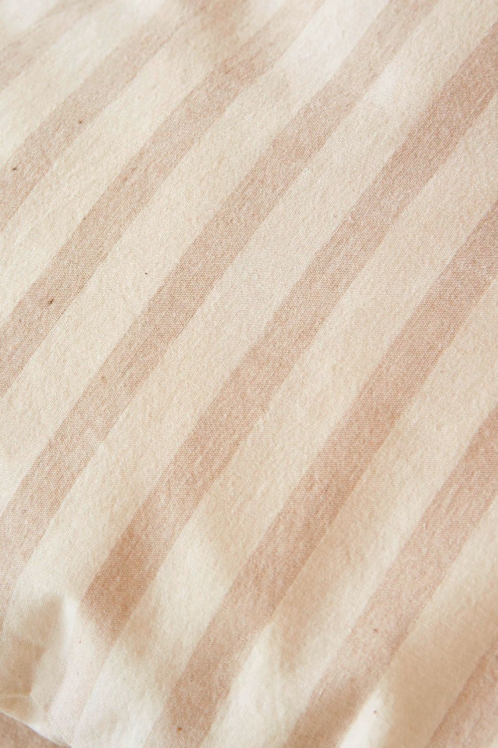 Nahaufnahme von ungefärbter Bettwäsche mit Streifen aus bio Baumwolle (kbA)