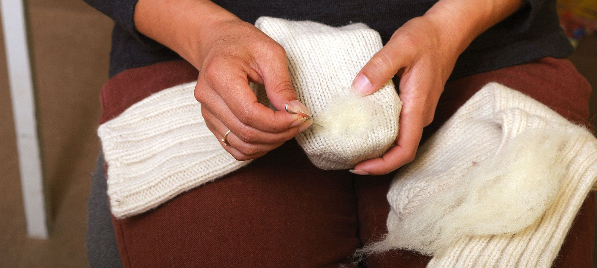 Stopfen mit der Filznadel Sockenstopfen mit Filznadel