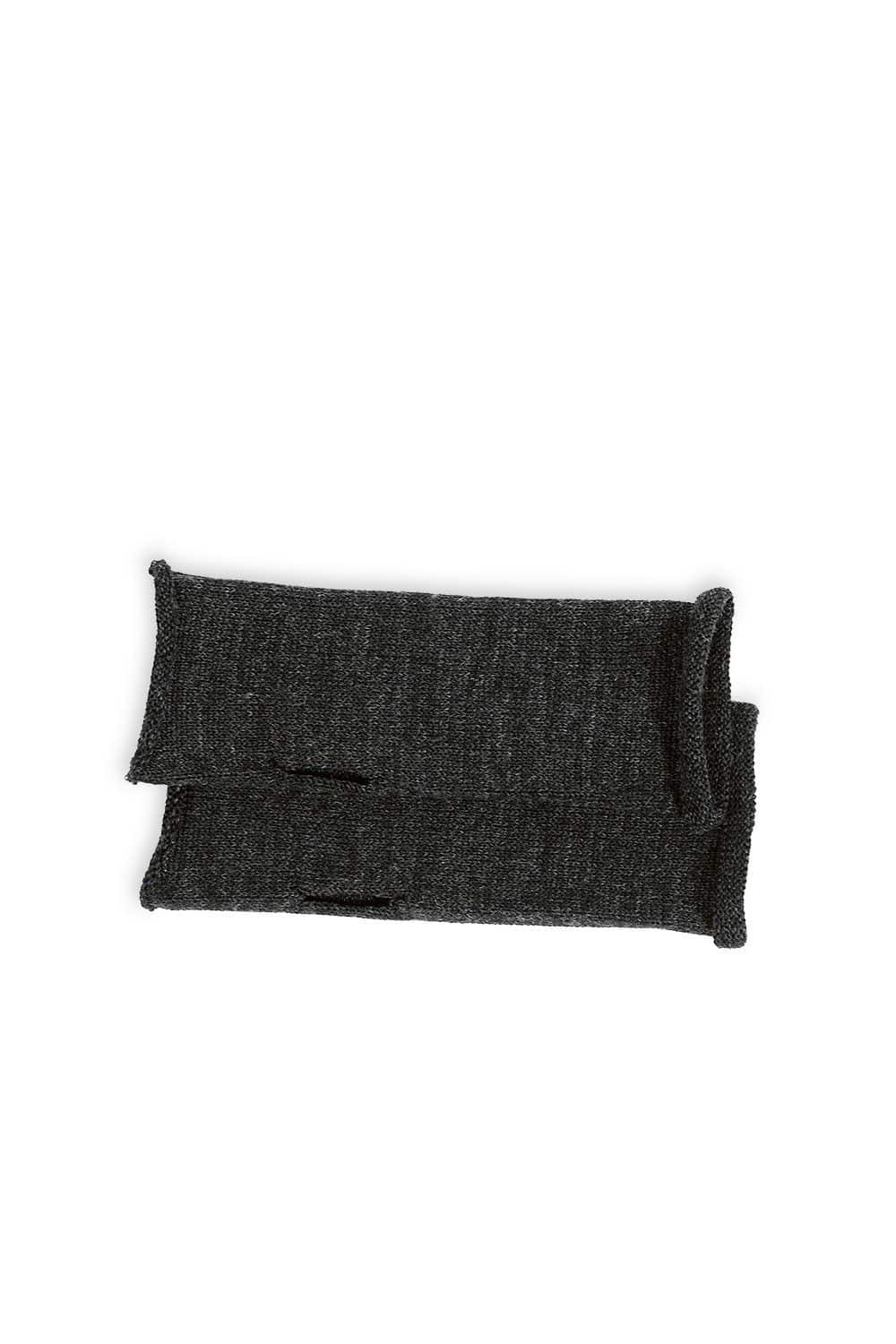 ein Paar anthrazitgraue Handstulpen aus bio Wolle (kbT) vom Finkhof, Freisteller