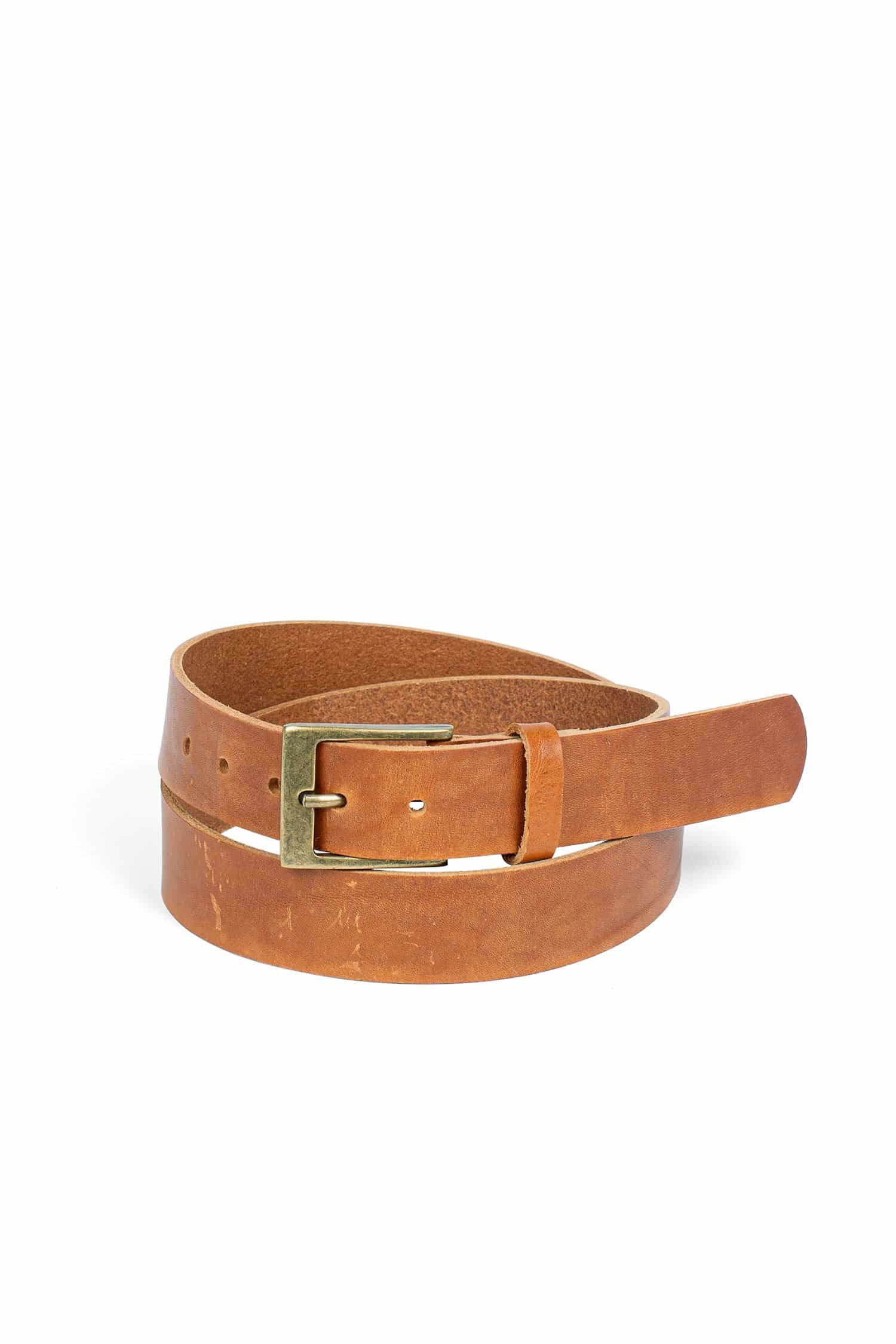 brauner Gürtel aus pflanzlich gegerbtem Rindsleder mit einer Messingschnalle, Freisteller
