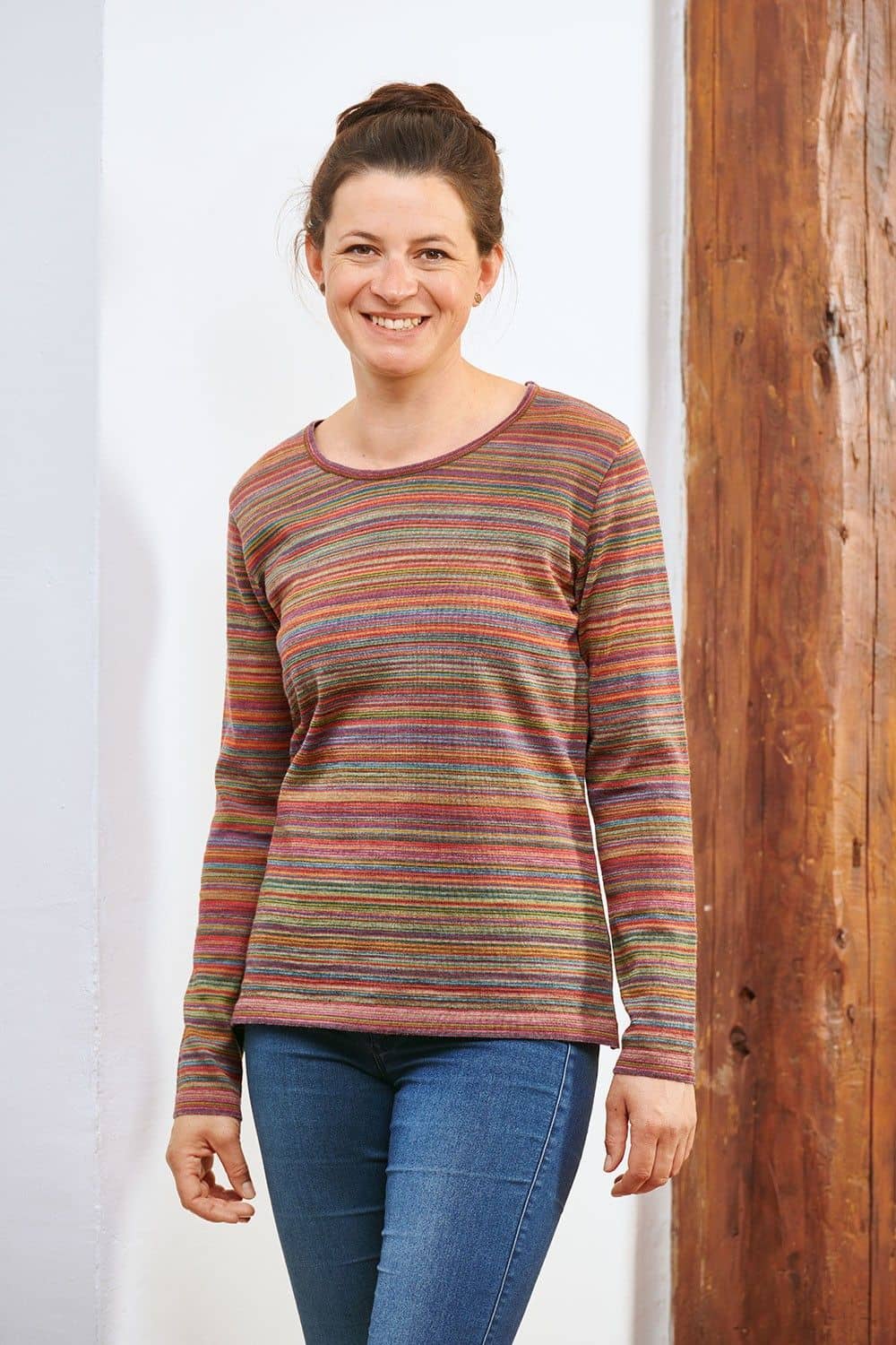Frau mit Jeans trägt pinkes/buntes Streifenshirt aus bio Wolle (kbT) vom Finkhof