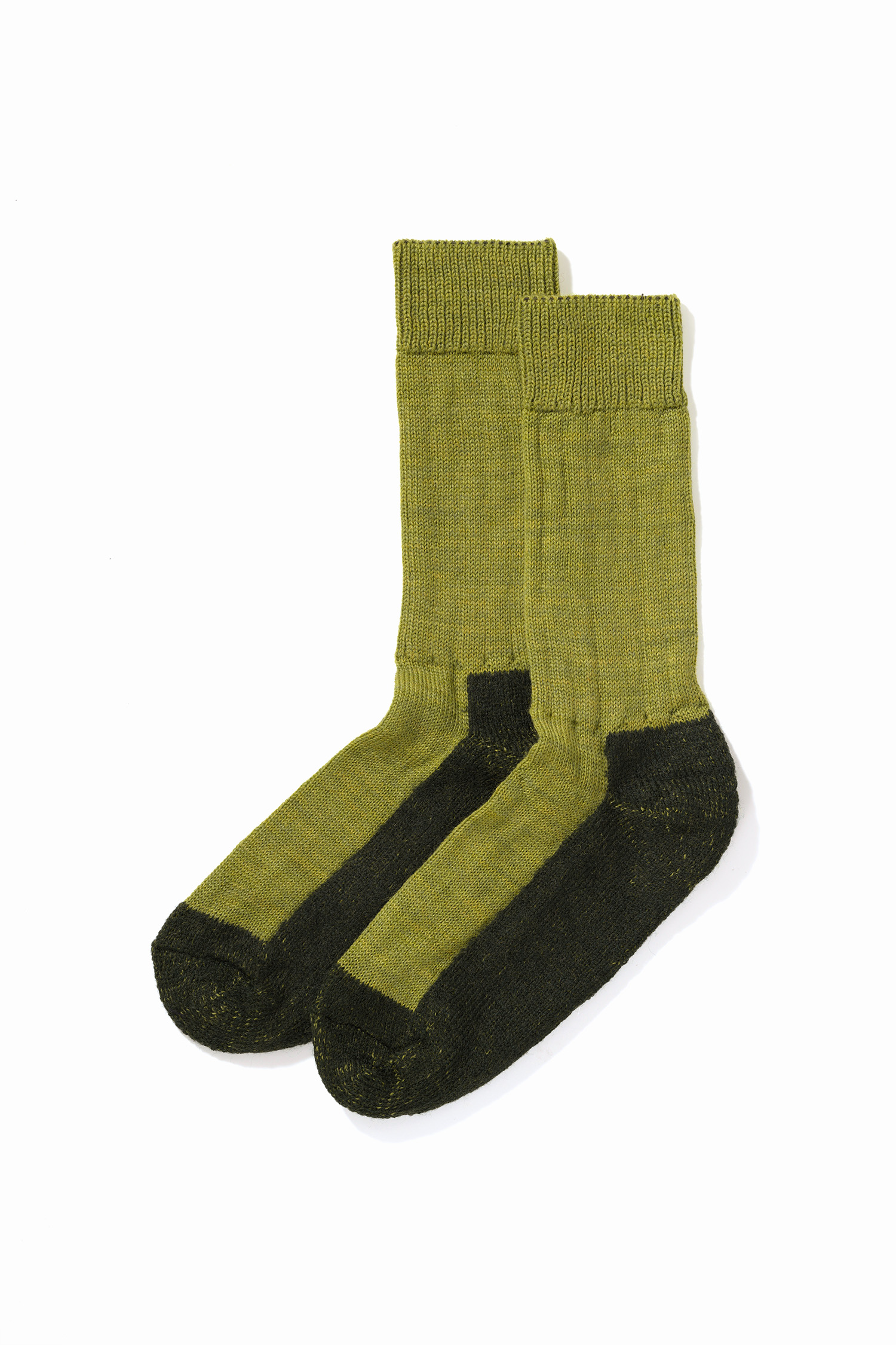 Trekking-Socken aus Bio-Schurwolle Nahaufnahme von abperlenden Wassertropfen auf grüner Trekking-Socke aus bio Wolle (kbT) und bio Baumwolle (kbA)