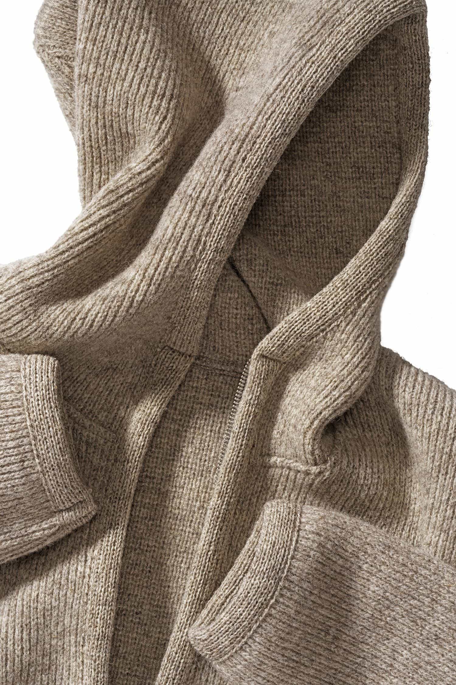 Detailaufnahme der Kapuze und der Ärmel der grauen Finkhof Kapuzenjacke aus bio Wolle (kbT)