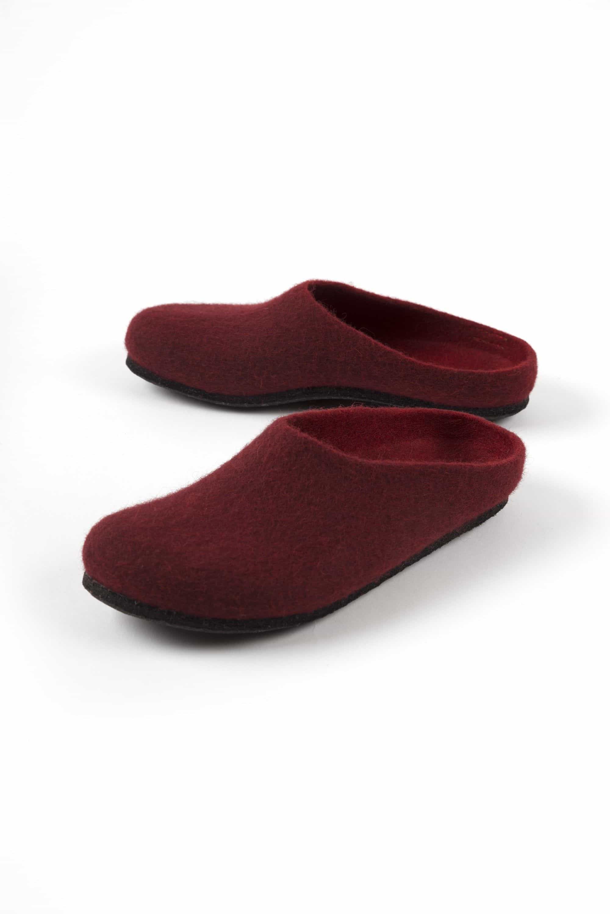 dunkelrote Filzpantoffeln von der Seite, Freisteller