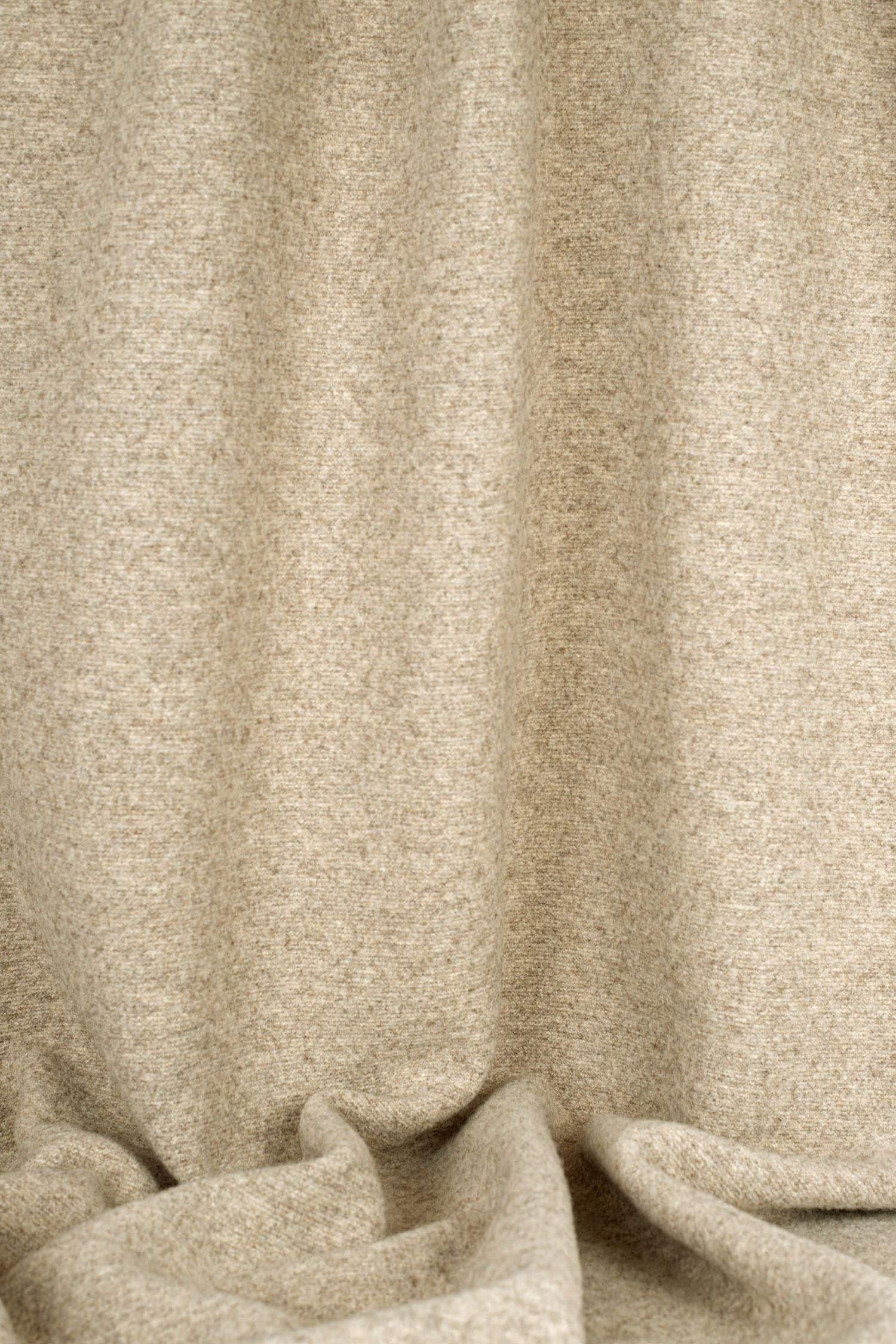 eine Bahn grauer ungefärbter Strickwalk vom Finkhof aus bio Wolle (kbT)