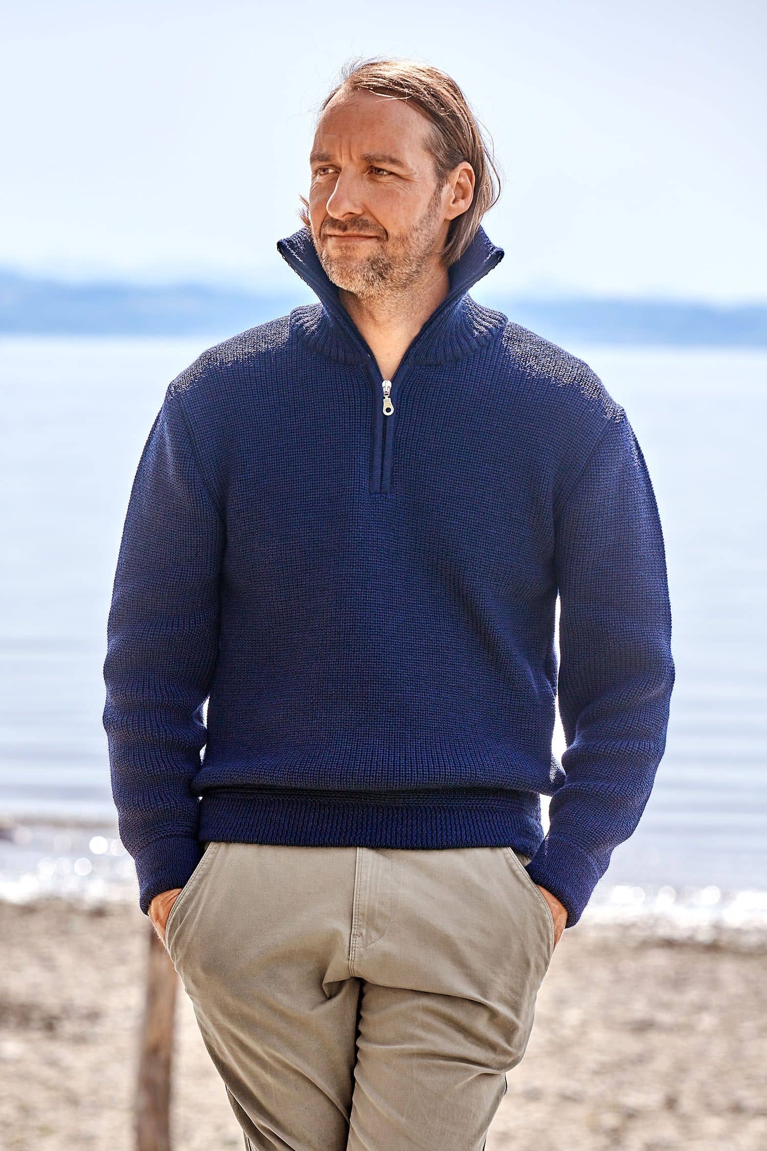 Seemannspulli marine Mann trägt marineblauen Seemannspulli mit Reißverschluss aus bio Wolle (kbT) vom Finkhof
