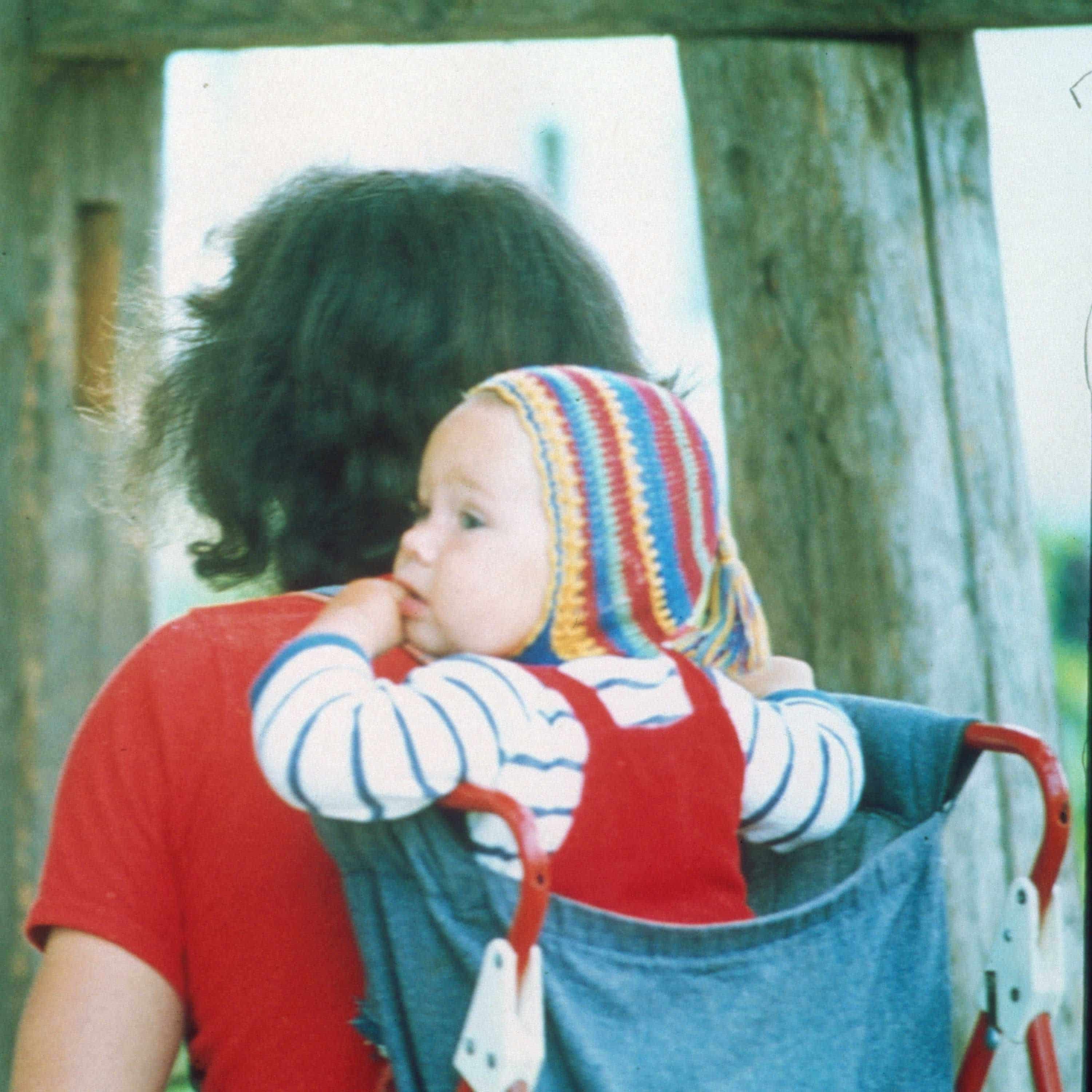 Kind in Trage auf dem Rücken