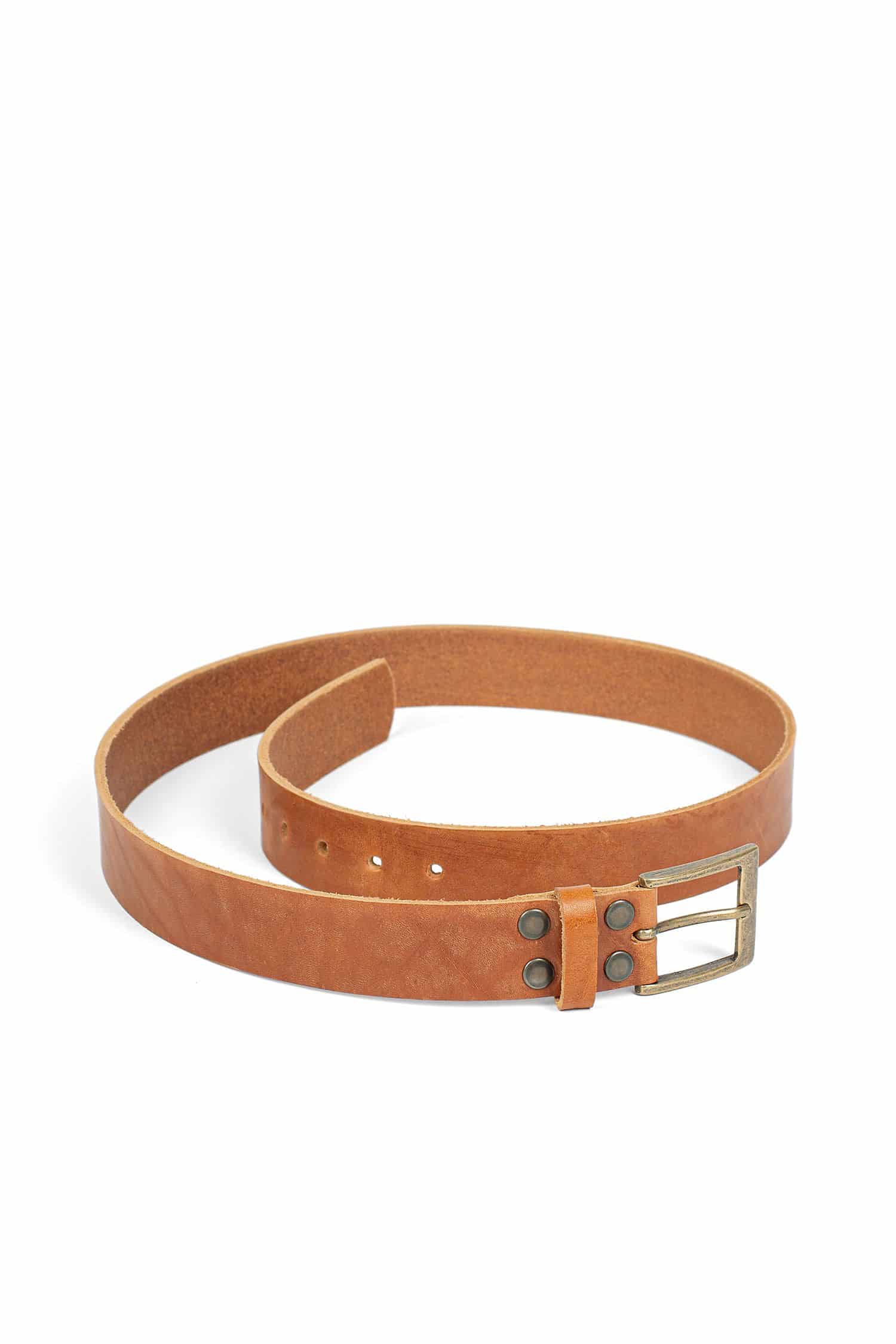 brauner Gürtel aus pflanzlich gegerbtem Rindsleder mit einer geöffneten Messingschnalle, Freisteller