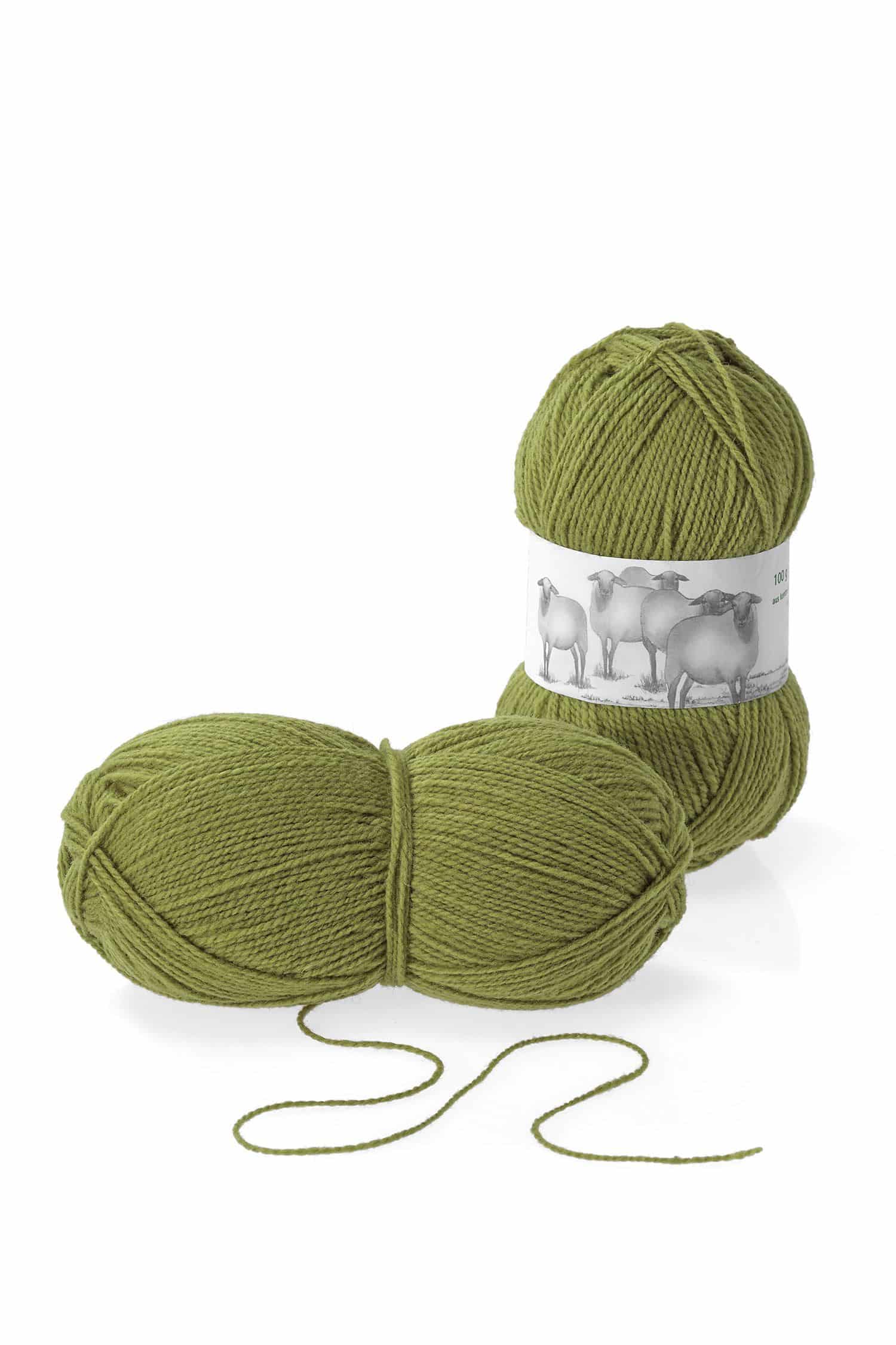 dünne Finkhof Merinowolle aus bio Wolle (kbT) in olivegrün, Freisteller