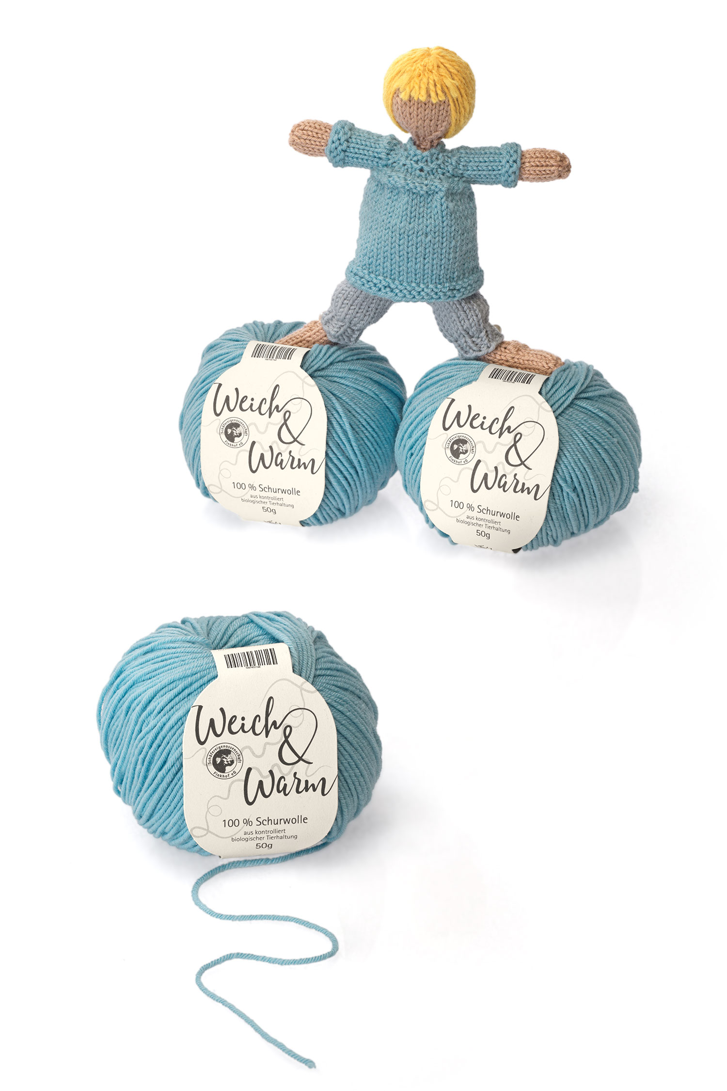 Finkhof Merinowolle Weich&Warm in hellblau aus bio Wolle (kbT) als Knäule mit Puppe daneben