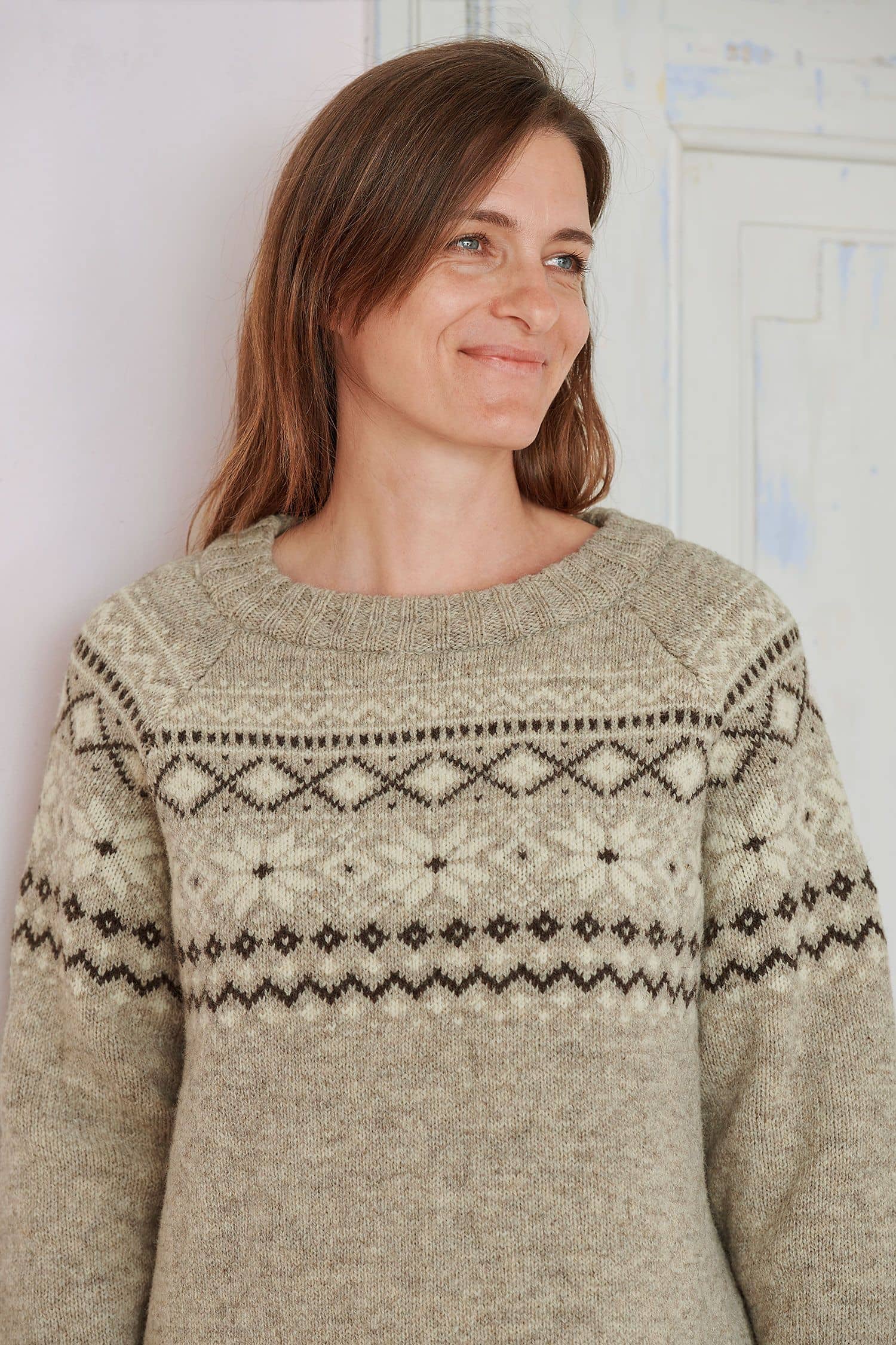 Frau trägt grauen Finkhof Norwegerpulli aus bio Wolle (kbT)