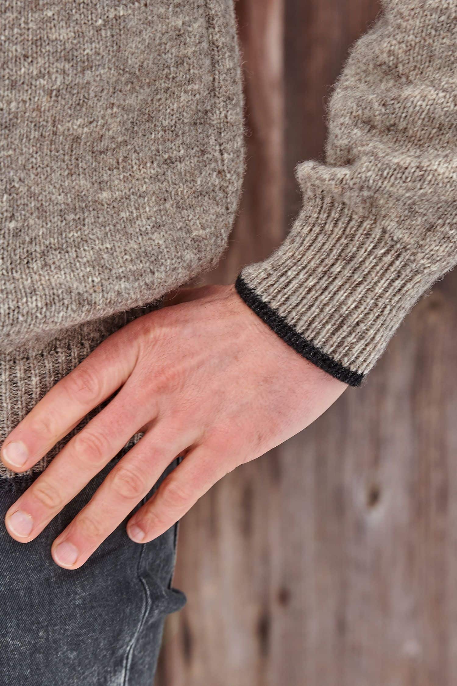 Detailaufnahme des grauen Finkhof Pullis aus bio Wolle (kbT)