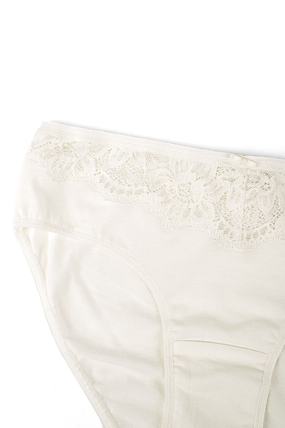 Nahaufnahme des naturweißen Spitzenslips aus bio Baumwolle (kbA) und Elasthan