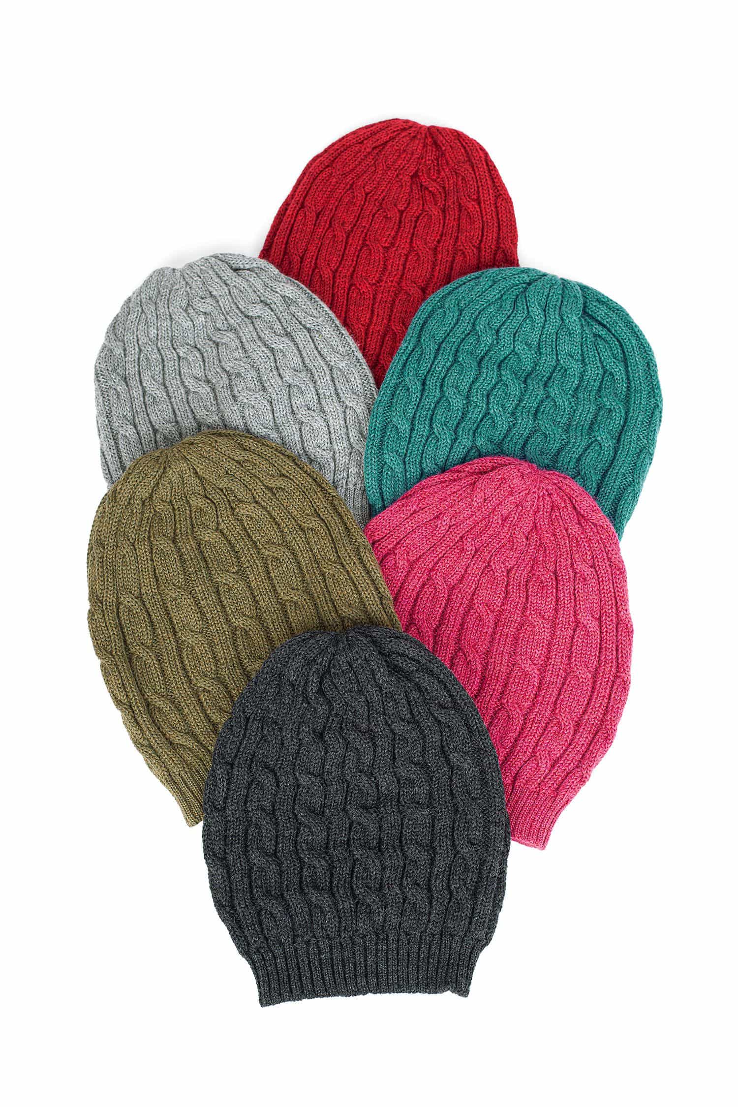 Ballonmütze Finkhof Ballonmütze aus bio Merinowolle (kbT) mit Zopfmuster in allen sechs Farben auf weißem Untergrund
