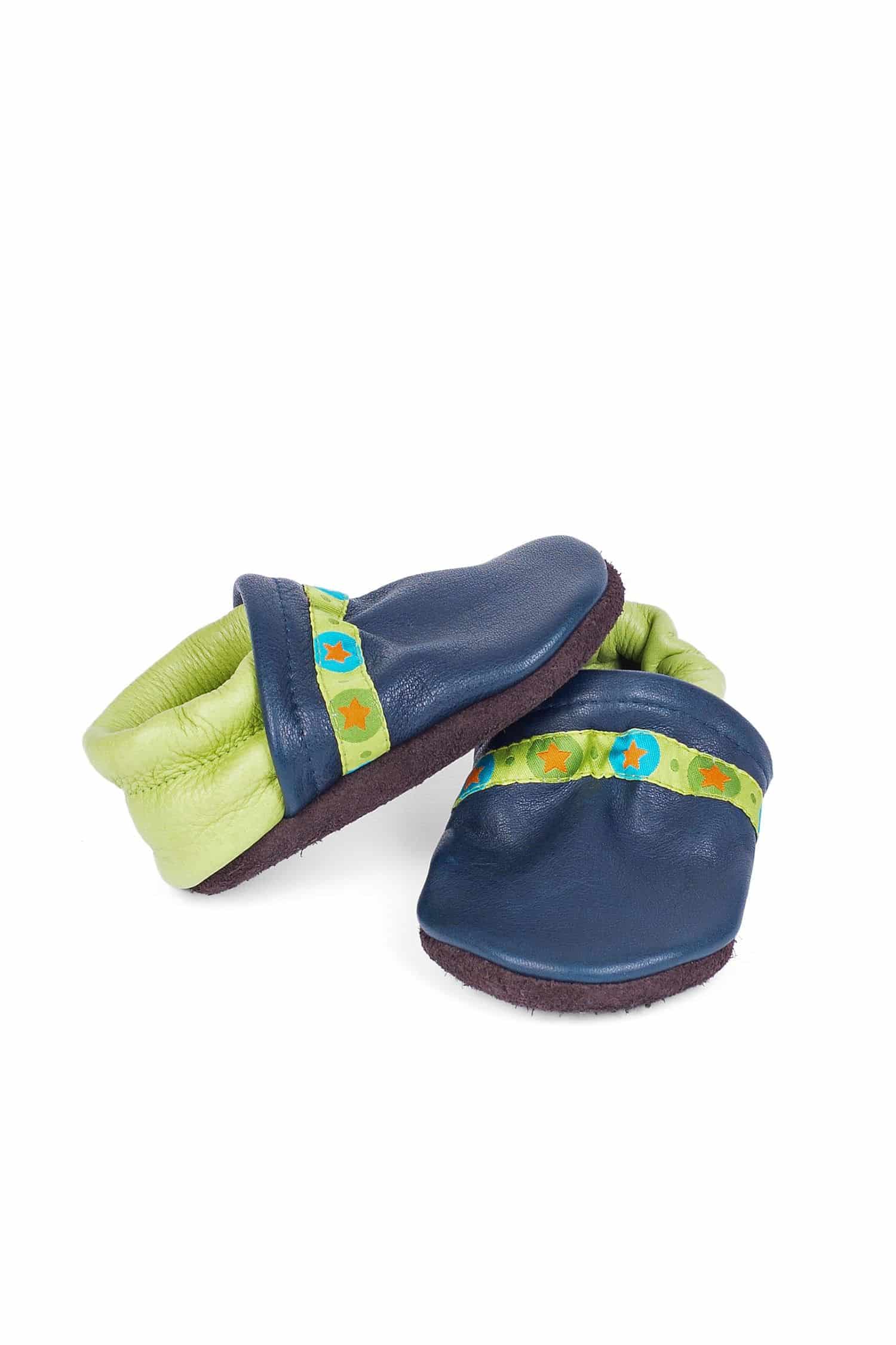 blau grüne Lederpatschen aus Rindsleder vom Finkhof, Freisteller von vorne und der Seite