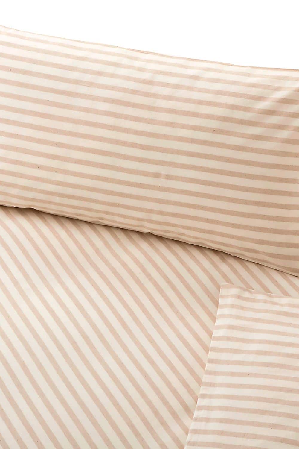 Nahaufnahme von ungefärbter Bettwäsche mit Streifen aus bio Baumwolle (kbA) als Decken- und Kissenüberzug