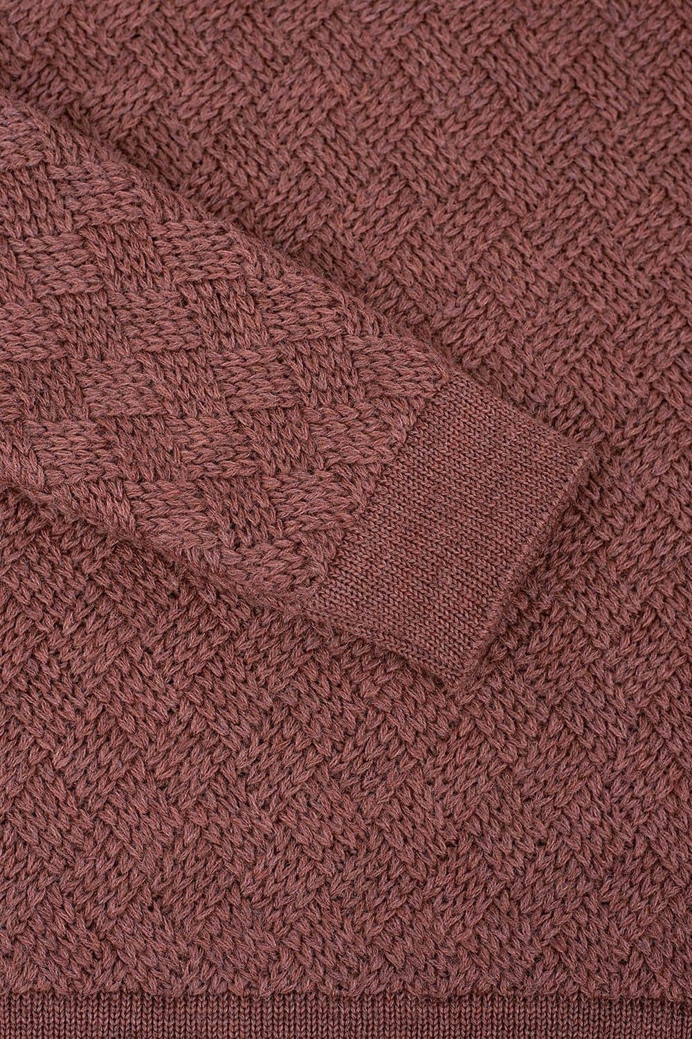 Detailaufnahme vom Ärmelbündchen und der Struktur des altrosa Pullovers aus bio Wolle (kbT)