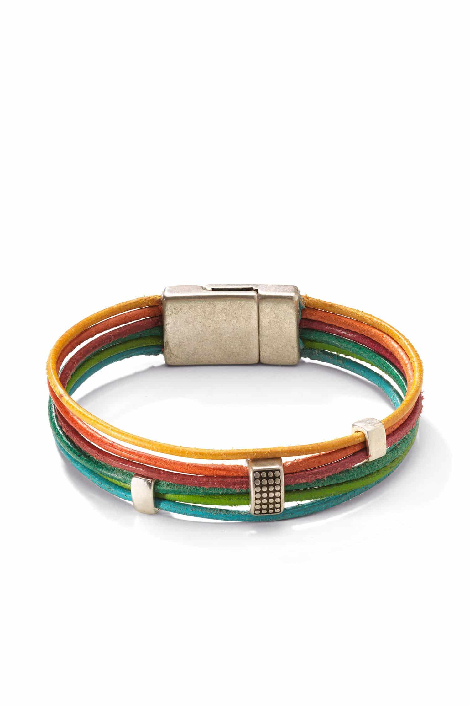 kunterbuntes Lederarmband aus Rinds- und Ziegenleder mit silberfarbenem Verschluss, Freisteller