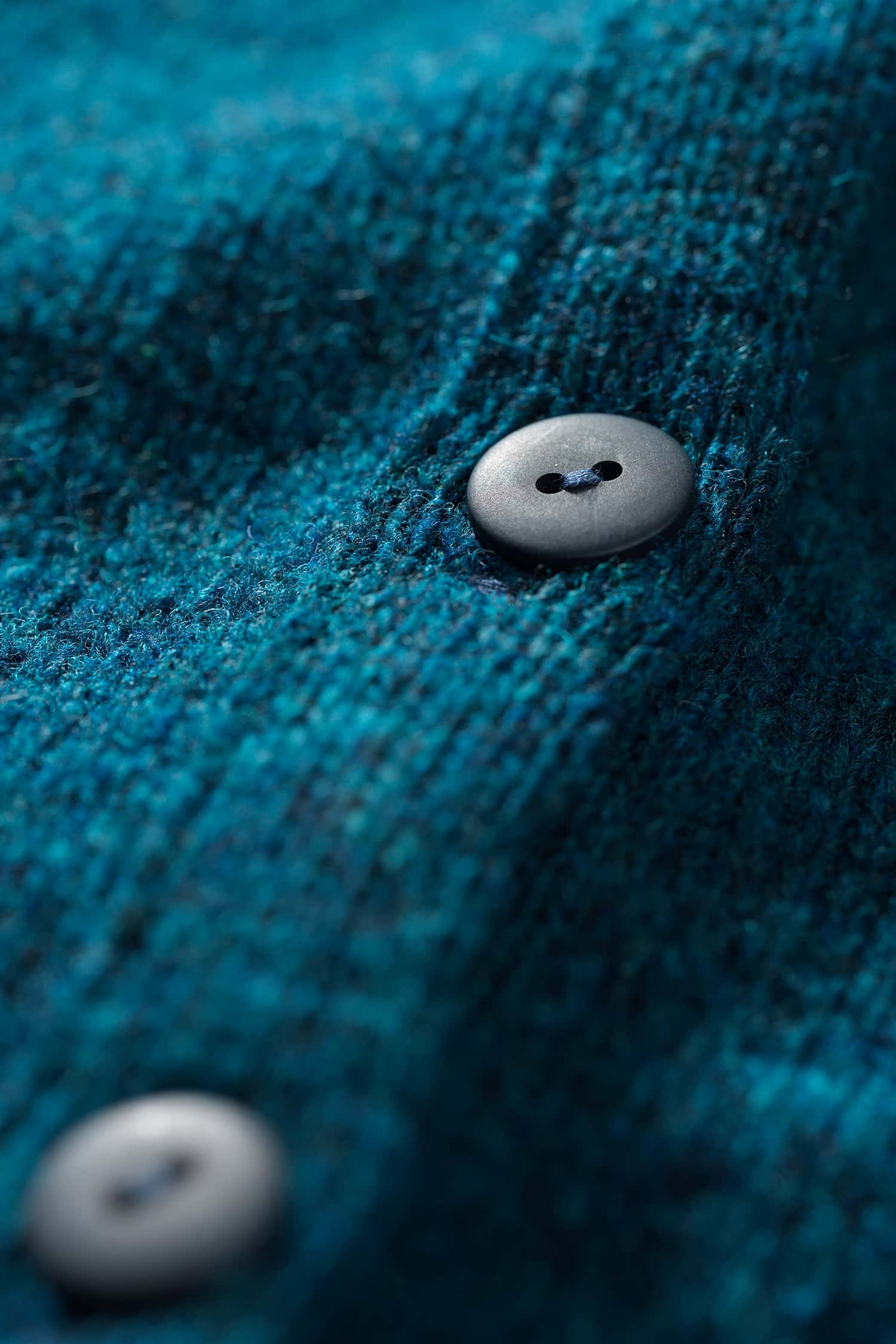 Finkhof-Strickweste fein aus reiner Bio-Schurwolle Detailaufnahme der Knöpfe der feinen türkisen Strickweste vom Finkhof aus Bio-Schurwolle, Freisteller