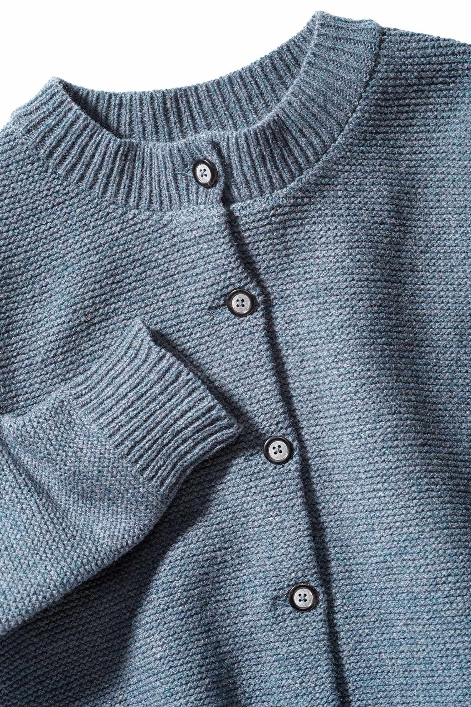 rauchblaue Damenstrickjacke aus bio Wolle (kbT) vom Finkhof