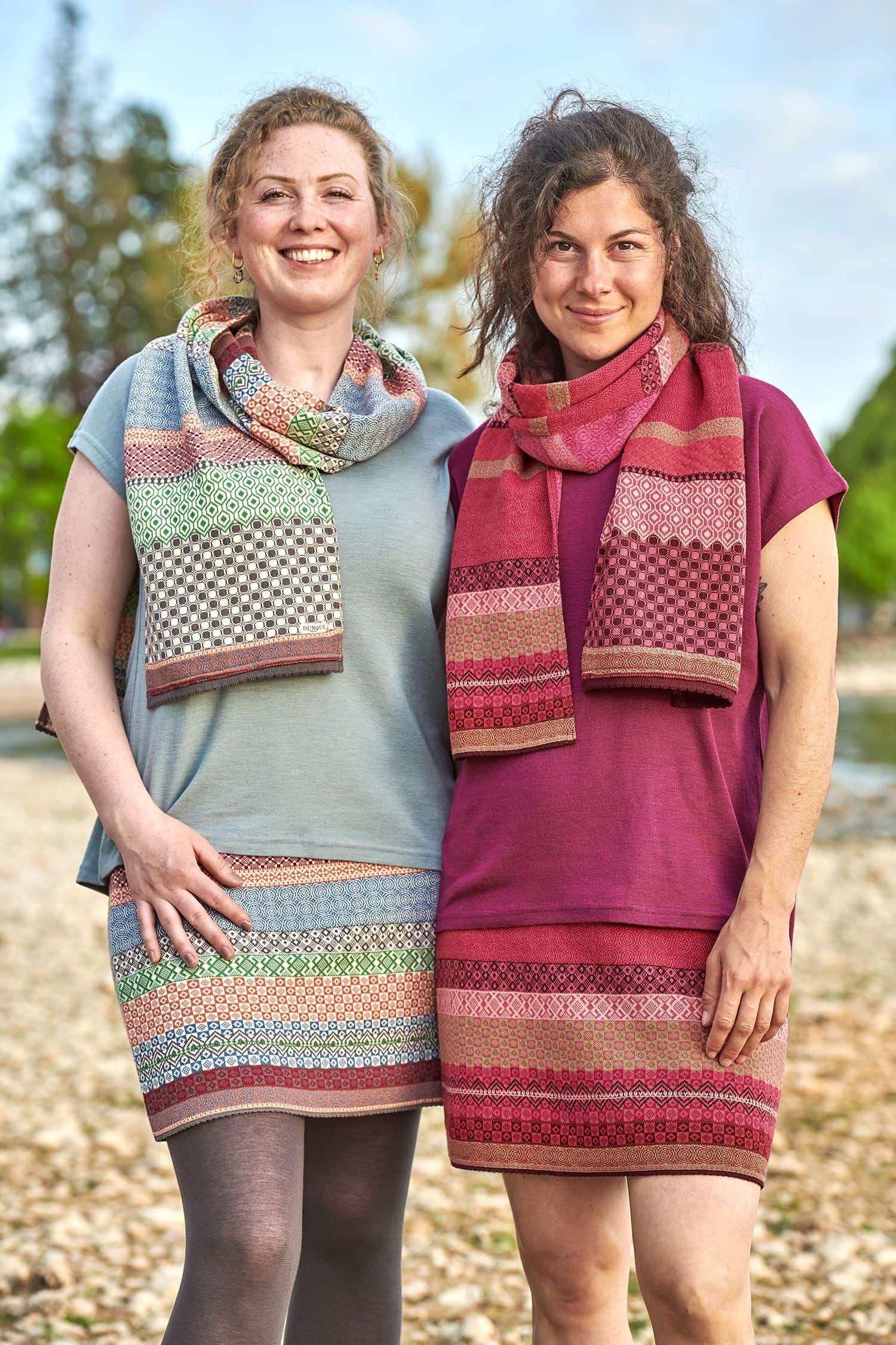 Baumwoll-Strickschal Frauen tragen gemusterte Röcke aus bio Baumwolle(kbA) mit passenden Schals und einfarbige Shirts