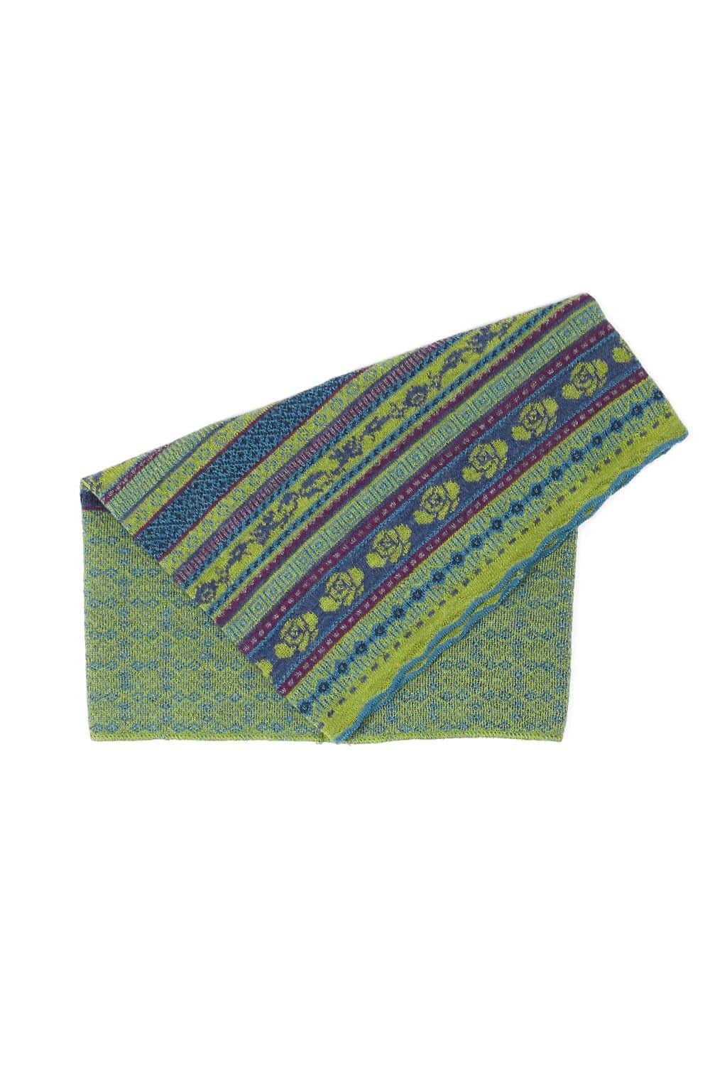 grün gemusterter Loopschal aus bio Wolle (kbT) mit umgeschlagener Ecke, Freisteller