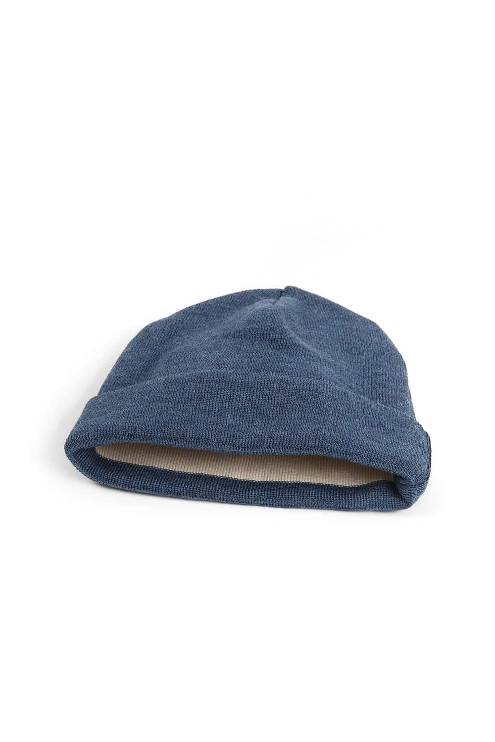jeansblaue leichte Mütze aus bio Wolle (kbT) und bio Baumwolle (kbA) vom Finkhof, Freisteller