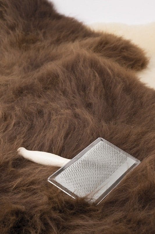 Fellpflegebürste auf einem braunen Finkhof Fell