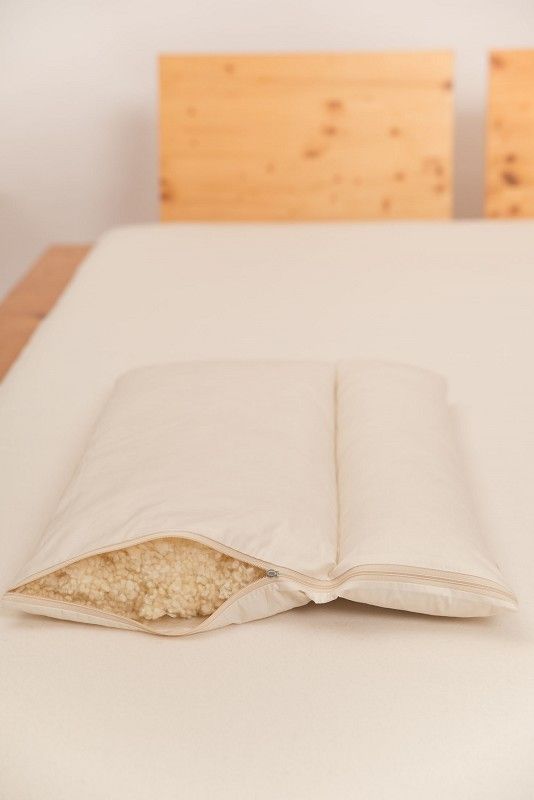 seitlich geöffnetes weißes Kopfkissen aus bio Wolle (kbT) und bio Baumwolle (kbA) vom Finkhof