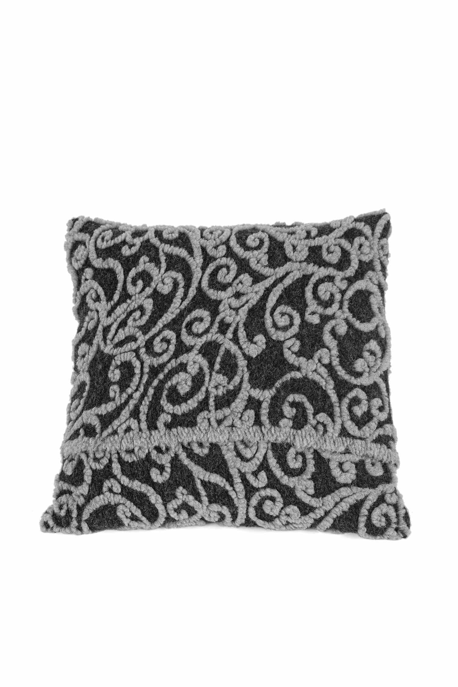 Kissen mit Bezug aus schwarzem Stoff mit grauem Muster aus bio Wolle (kbT) und bio Baumwolle (kbA) als Projektbeispiel