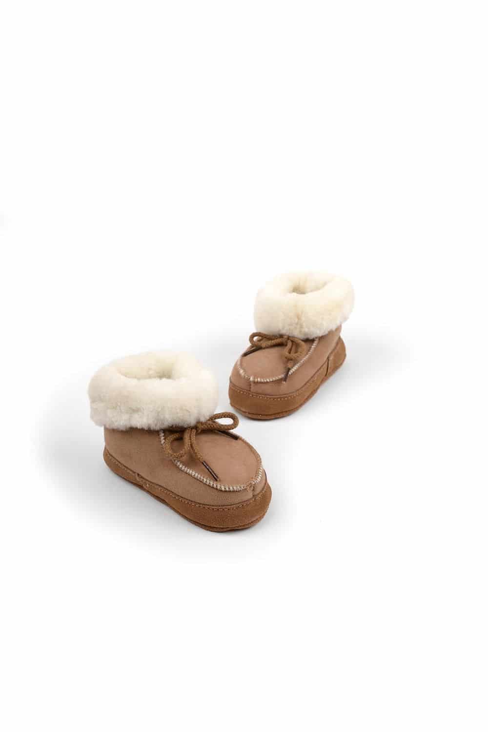 Fellschuh für Kinder aus pflanzlich gegerbtem Leder in braun und weiß von vorne auf hellem Hintergrund