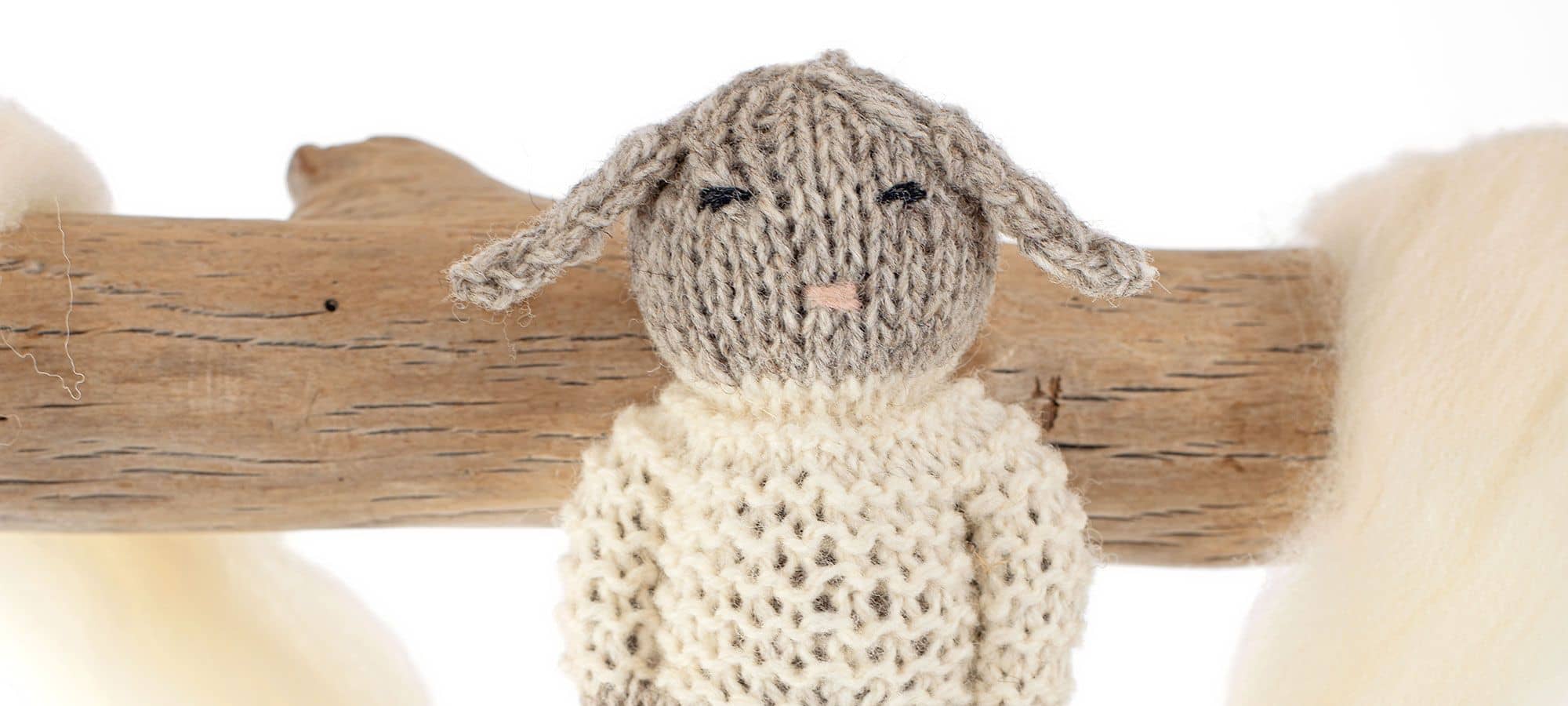 Nahaufnahme von Schlafschaf als Beispielprojekt für das Buch ,,Stricken für die Kleinsten"